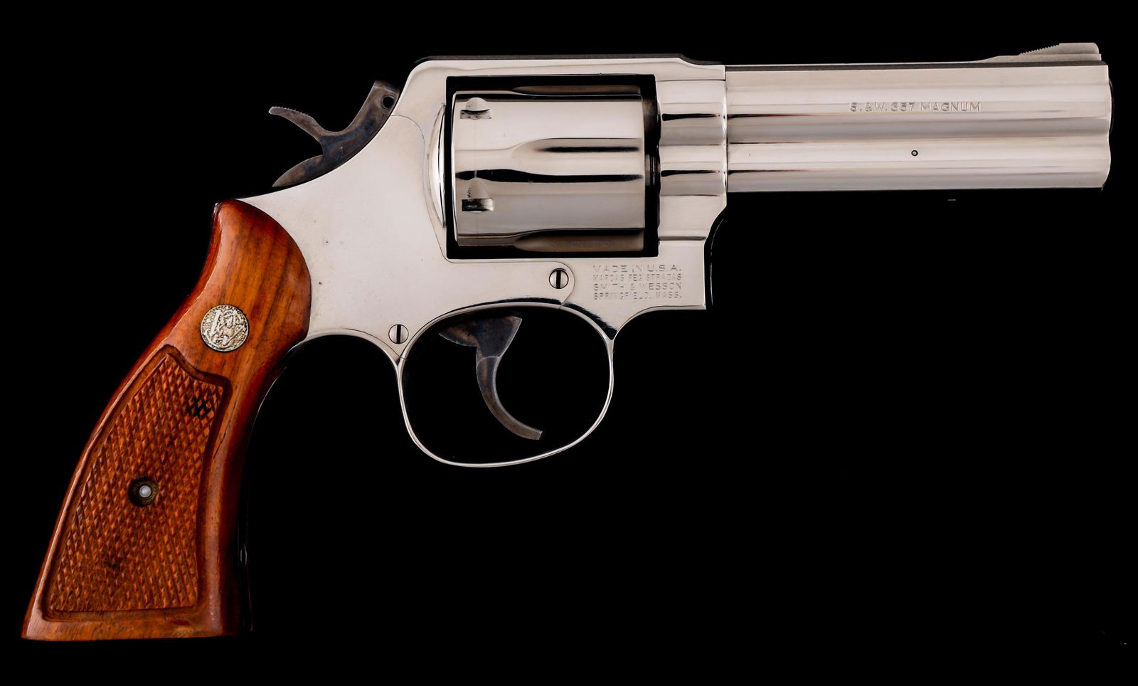 SMITH & WESSON MODEL 581 .357 MAG CAL REVOLVER: SMITH & WESSON MODEL 581 .357 MAG CAL REVOLVER Smith & Wesson Model 581 .357 Magnum caliber revolver. Stainless finish. Fixed sights. Case hardened hammer and trigger. Checkered wood grips with S&W me