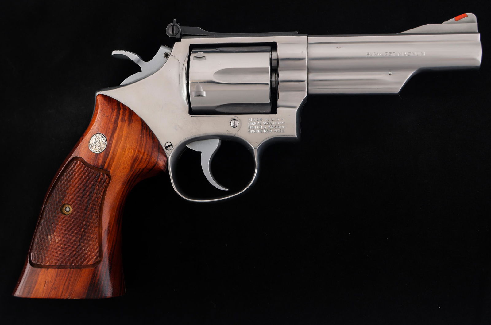 SMITH & WESSON MODEL 66-2 .357 MAG CAL REVOLVER: SMITH & WESSON MODEL 66-2 .357 MAG CAL REVOLVER Smith & Wesson Model 66 .357 Magnum caliber double action revolver. Stainless finish. Checkered wood Smith & Wesson medallion grips. Adjustable rear sig