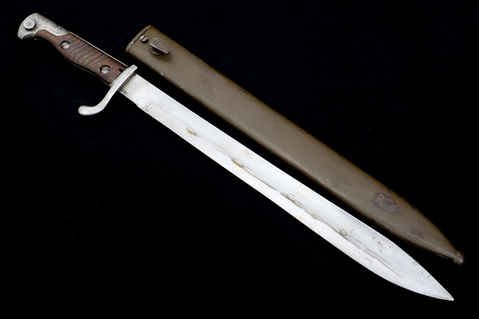 GERMAN M1898 / 05 BUTCHER BAYONET By WEYERSBERG: GERMAN M1898 / 05 BUTCHER BAYONET By WEYERSBERG German M1898/05 "Butcher" Bayonet. Single edged, bright blade with fuller. Inspection marks on spine. Maker marked "Weyersberg Kirschbaum & Co. Solingen