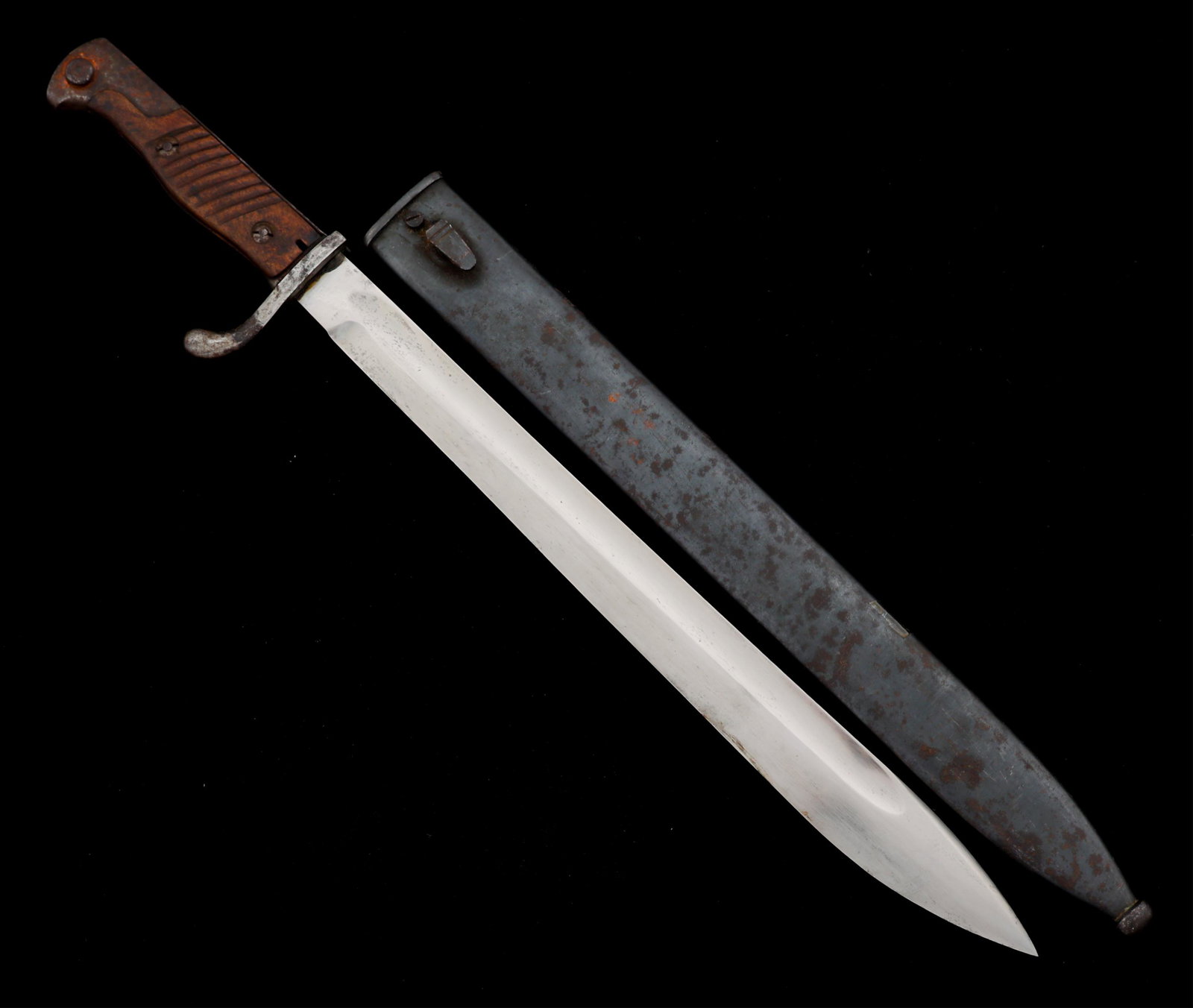 GERMAN M1898 / 05 BUTCHER BAYONET By FICHTEL: GERMAN M1898 / 05 BUTCHER BAYONET By FICHTEL German M1898 / 05 "Butcher" Bayonet. Singled edged, bright blade with fuller. Inspection marks on the spine. Maker marked "Fichtel & Sachs Schwenfurt" on t