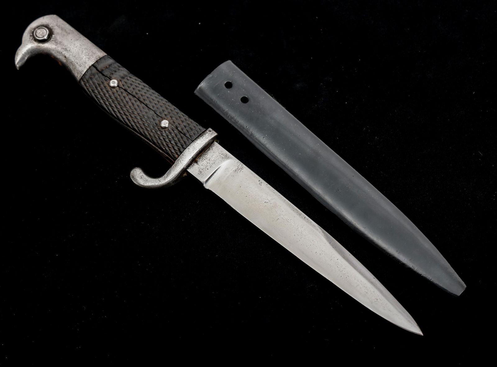 WWI IMPERIAL GERMAN TRENCH FIGHTING KNIFE: WWI IMPERIAL GERMAN TRENCH FIGHTING KNIFE WWI German Trench Fighting Knife. Bright, straight blade. No visible maker mark/logo. Steel crossguard with quillion. Checkered bakelite grips, with eagle hea