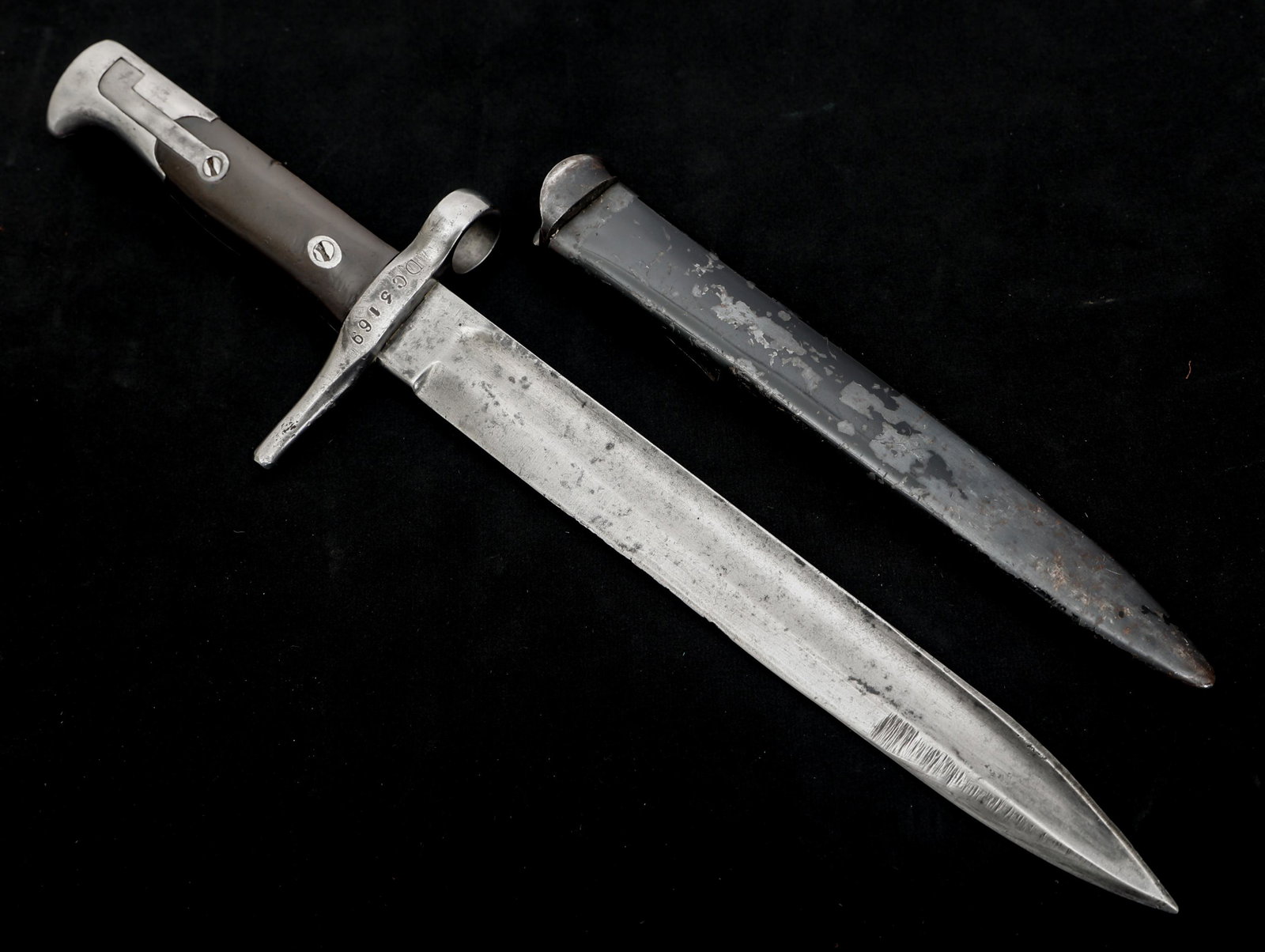 WWI ITALIAN CUT DOWN M1870 / 87 / 15 BAYONET: WWI ITALIAN CUT DOWN M1870 / 87 / 15 BAYONET WWI Italian "Cut down" M1870/87/15 Bayonet. M1870 blade cut down into the M1915 version. Spear point, straight blade with fuller. Shortened quillion, cross