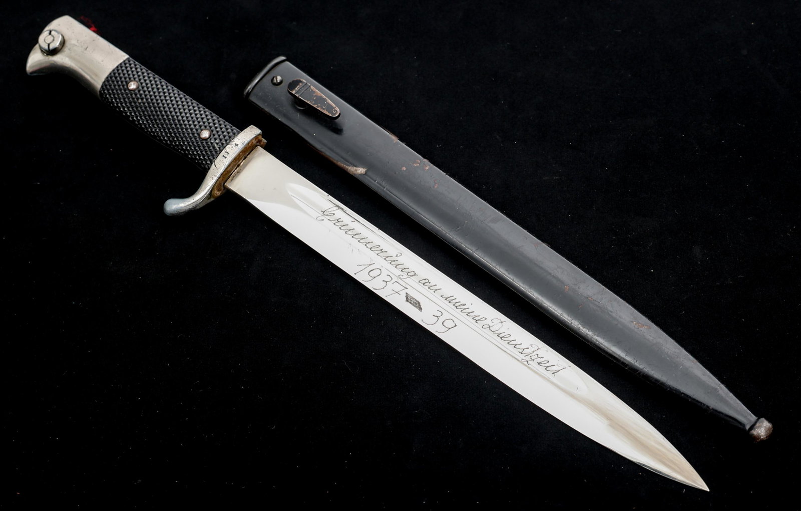 WWII GERMAN K98 DRESS BAYONET HAND ETCHED BLADE: WWII GERMAN K98 DRESS BAYONET HAND ETCHED BLADE WWII German K98 Dress Bayonet. Spear point, bright, straight blade with fuller. Blade has hand etching on both sides. Maker mark/logo "Alcoso, Solingen"