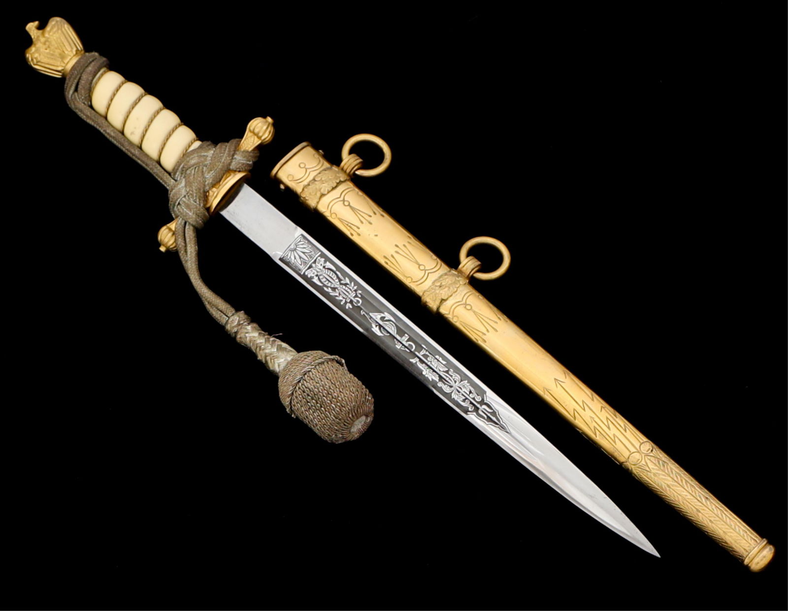 WWII GERMAN 2nd MODEL KRIEGSMARINE OFFICER DAGGER: WWII GERMAN 2nd MODEL KRIEGSMARINE OFFICER DAGGER WWII German Kriegsmarine 2nd Model Officer Dagger. Needle point, straight, floral and anchor acid etched blade with dual fuller. No maker marks visibl