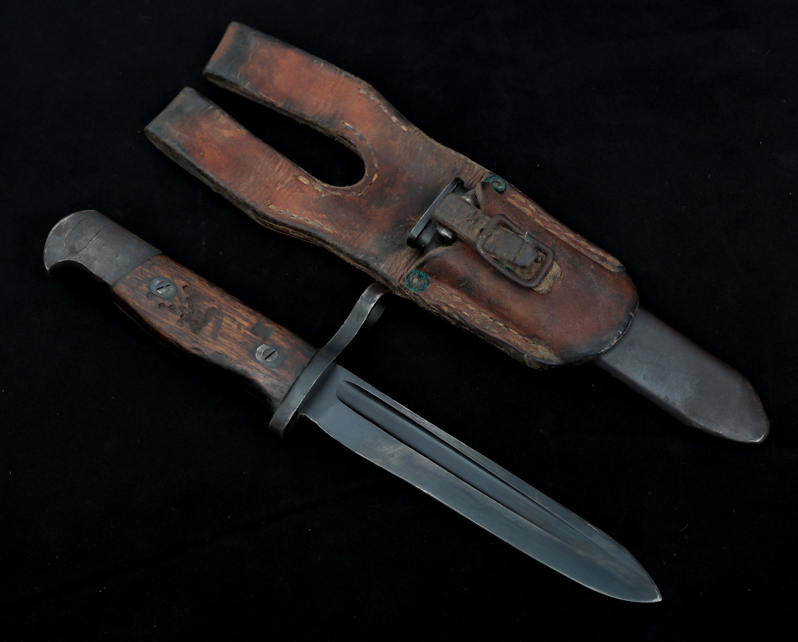 WWII IMPERIAL JAPANESE TYPE 100 CUT DOWN BAYONET: WWII IMPERIAL JAPANESE TYPE 100 CUT DOWN BAYONET WWII Imperial Japanese Type 100 Paratrooper Cut Down Knife / Bayonet. Spear point, blued blade with fuller. Steel crossguard, maker mark / logo of Toyo