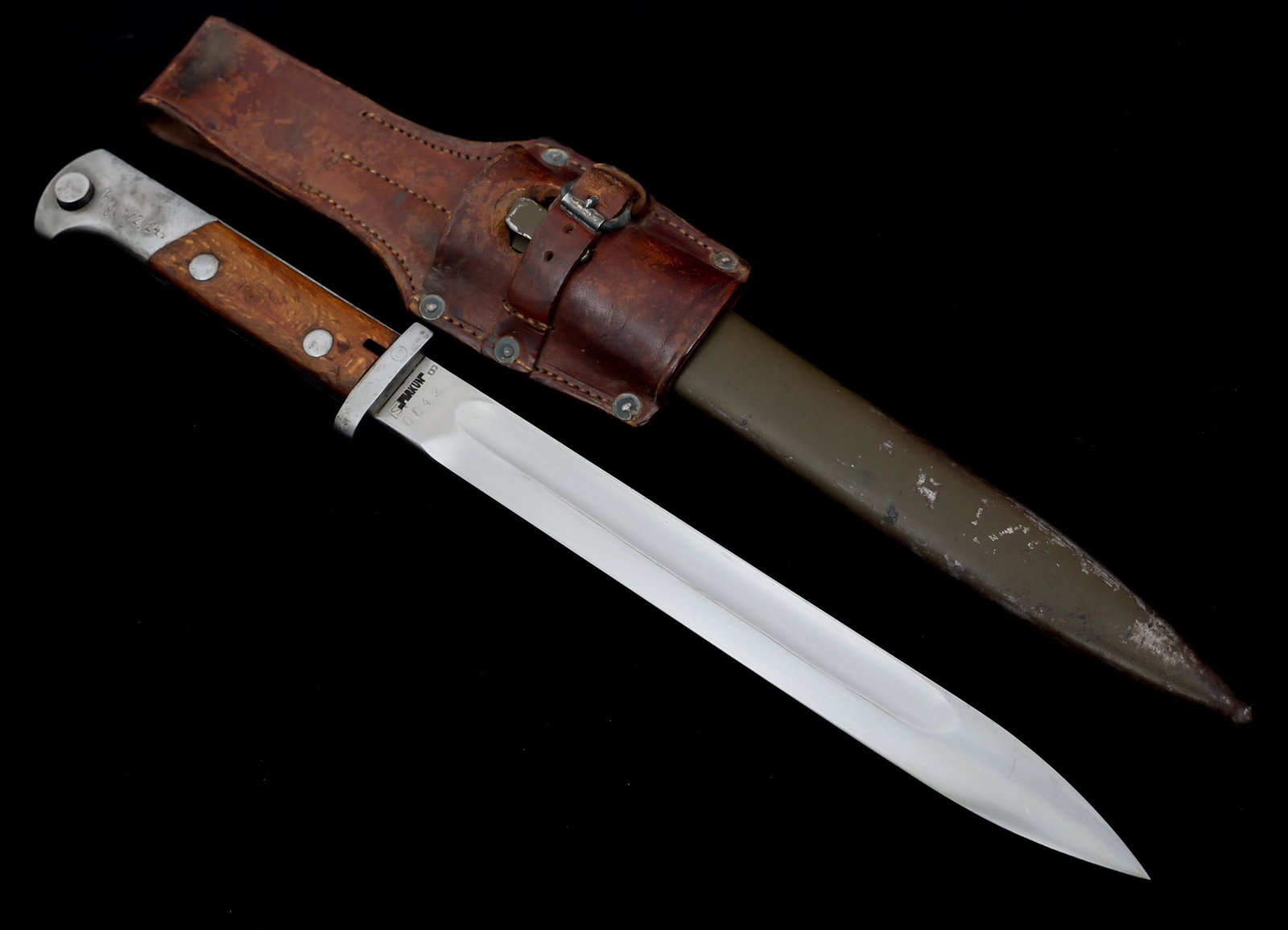WWII POLISH MAUSER WZ27 PERKUN ARSENAL BAYONET: WWII POLISH MAUSER WZ27 PERKUN ARSENAL BAYONET WWII Polish Mauser WZ27 bayonet & steel scabbard. Bright blade with fuller stamped "W.R" under the Polish Eagle on one side of the ricasso and "Perkun" (