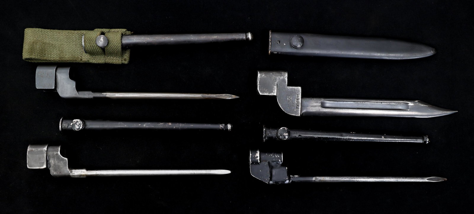 WWII UK / PAKISTAN & NEW ZEALAND BAYONETS LOT OF 4: WWII UK / PAKISTAN & NEW ZEALAND BAYONETS LOT OF 4 Lot of 4 UK / Pakistan and New Zealand Bayonets. (1) British Mk. II #4 bayonet. Bright, straight spike blade. Socket marked "No. 4 Mk. 2 ", with addi