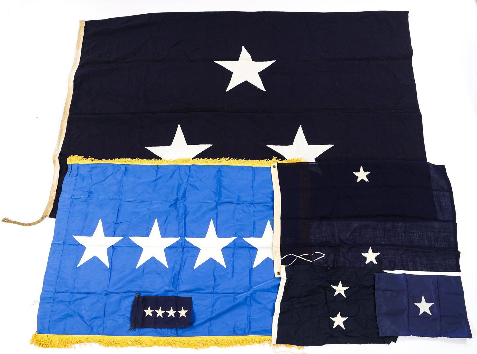 US NAVY ADMIRAL & VICE ADMIRAL FLAGS LOT OF 5: US NAVY ADMIRAL & VICE ADMIRAL FLAGS LOT OF 5 Lot of 5 US Navy Admiral and Vice-Admiral Flags. Approximate size range: 6" x 11" - 52" - 81"