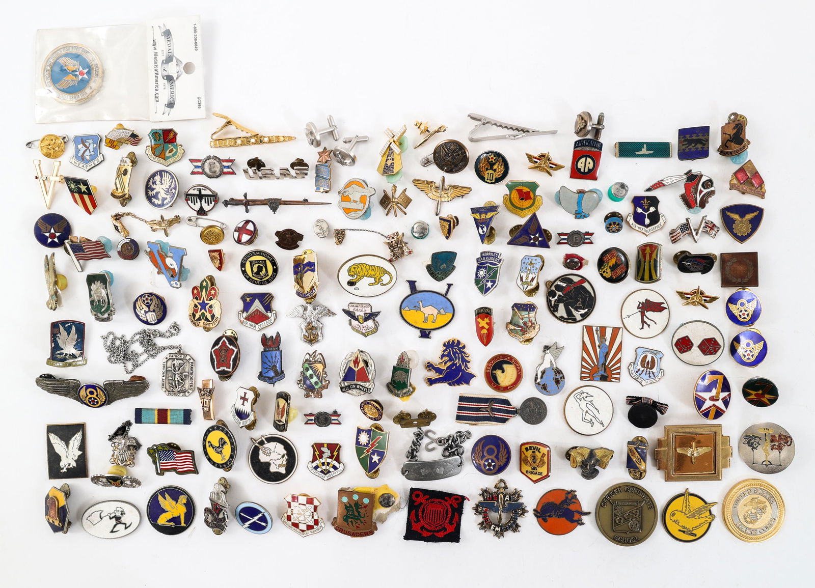 WWII - COLD WAR US ARMED FORCES PIN & INSIGNIA LOT: WWII - COLD WAR US ARMED FORCES PIN & INSIGNIA LOT WWII - Cold War US Armed Forces DUI & Insignia lot. Mixed lot of AAF Squadron DUI crest, Army insignia, pins, novelty wings, and various other badges