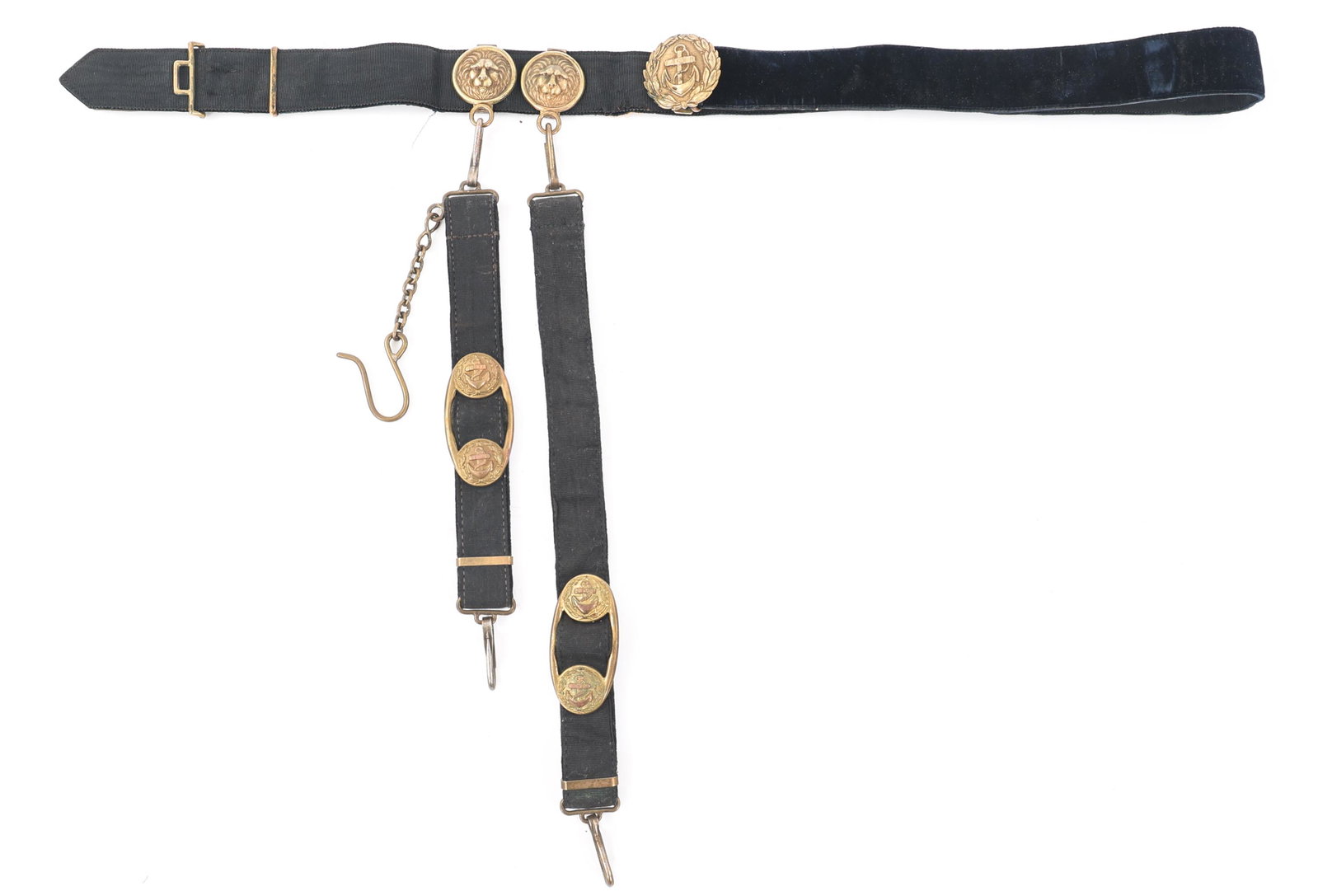 WWII GERMAN KRIEGSMARINE DRESS DAGGER BELT: WWII GERMAN KRIEGSMARINE DRESS DAGGER BELT WWII German Kriegsmarine Dress Dagger Belt. Gilded Kriegsmarine anchor buckle. No visible markings. Main belt is ribbed silk pattern on the front and black v
