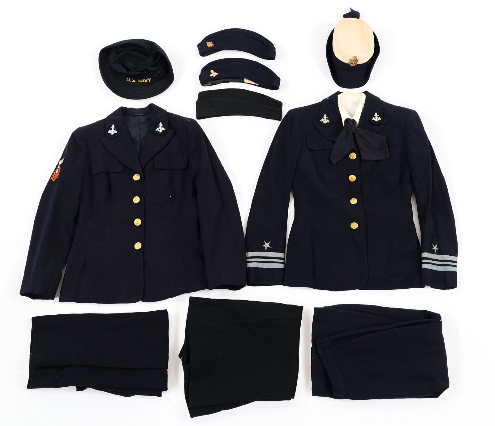 WWII US NAVY OFFICER & NCO WAVES UNIFORMS: WWII US NAVY OFFICER & NCO WAVES UNIFORMS WWII US Navy Officer and NCO Women Accepted for Volunteer Emergency Service Uniforms. (1) Lieutenant Commander Navy Blue Service Dress Uniform with W.A.V.E.S.