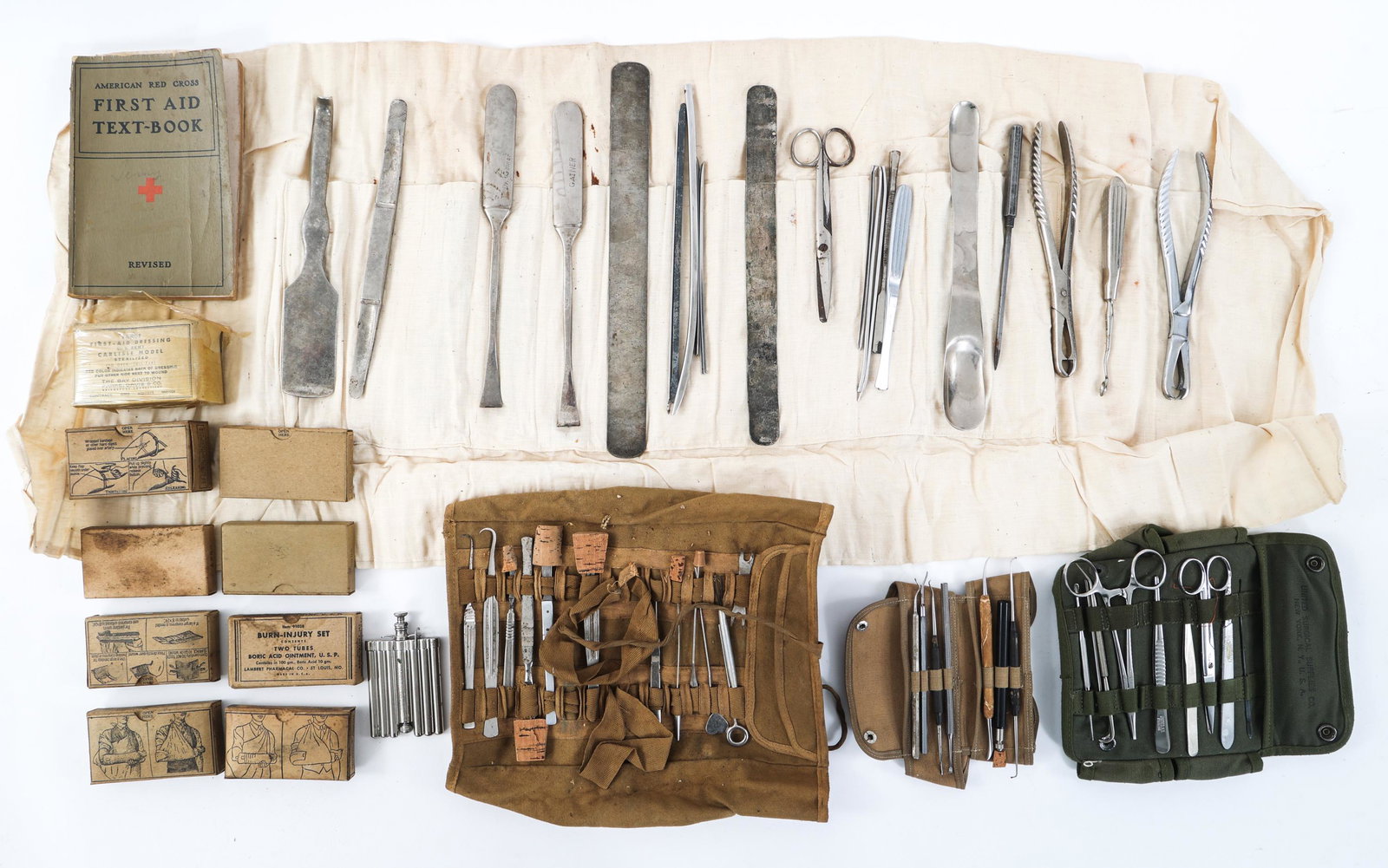 WWI - WWII US MEDICAL FIELD GEAR & INSTRUMENTS LOT: WWI - WWII US MEDICAL FIELD GEAR & INSTRUMENTS LOT Lot of WWI to WWII US Medical Field Gear & Instruments. Includes first-aid dressing, tourniquet & forceps, triangular bandages, boric acid ointment, 