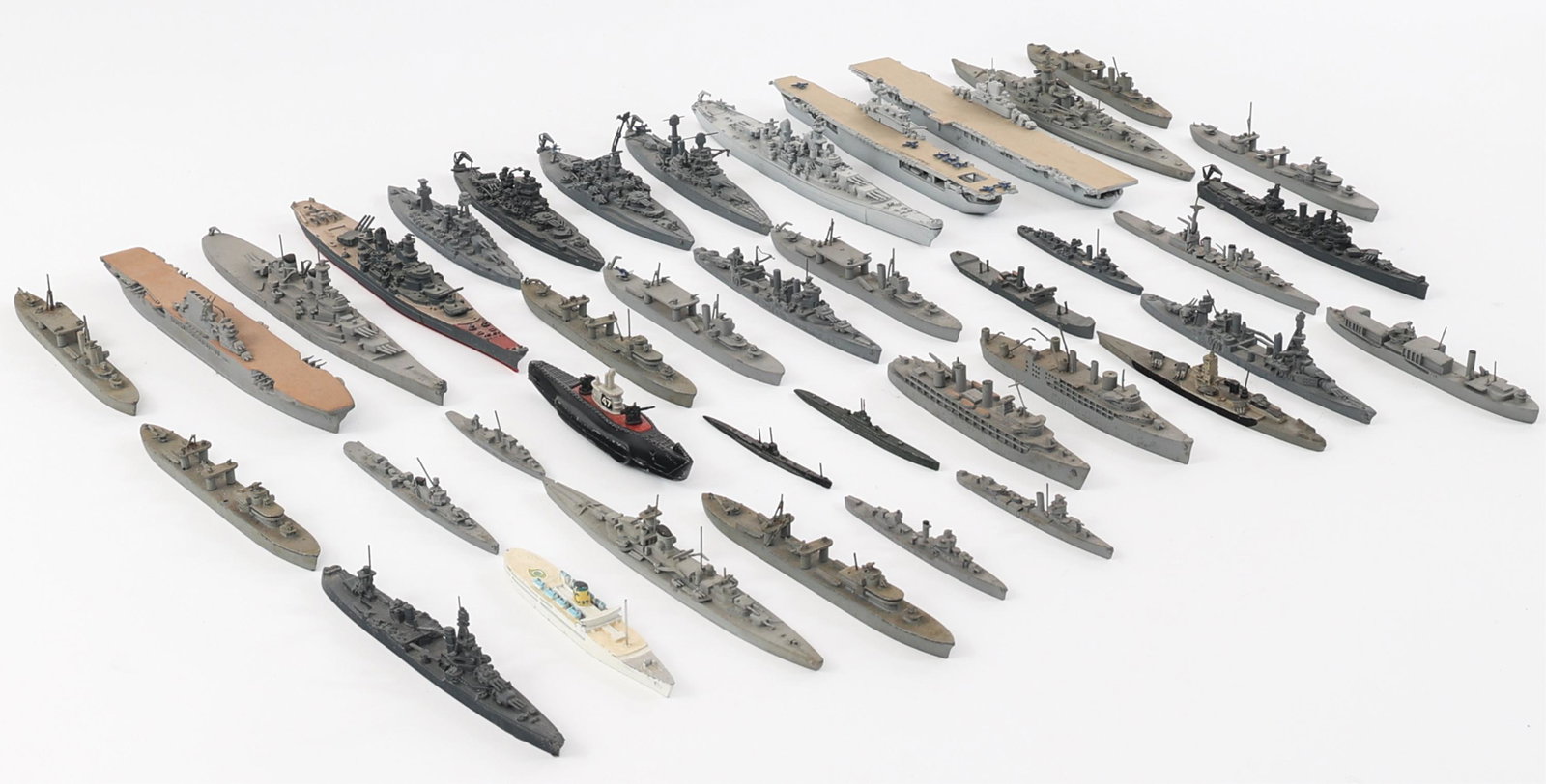WWII US NAVY RECOGNITION SCALE MODEL SHIPS: WWII US NAVY RECOGNITION SCALE MODEL SHIPS WWII US Navy Recognition Scale Model Ships. Die cast models. Battleships, Aircraft Carriers,submarines and more. Makers include Comet, Tootsietoy, and more. 