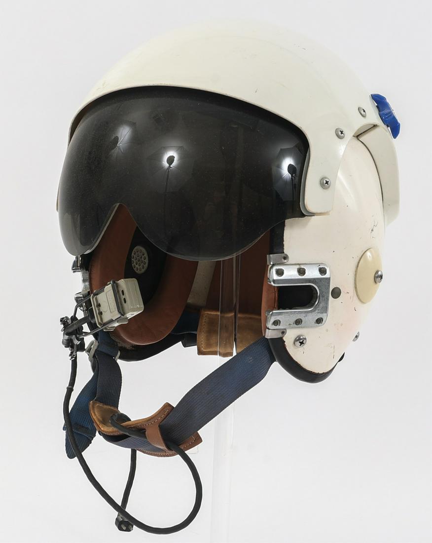 VIETNAM WAR USN - USMC APH-6B PILOT FLIGHT HELMET: VIETNAM WAR USN - USMC APH-6B PILOT FLIGHT HELMET Vietnam War US Navy & US Marine Corps APH-6B Pilot Flight Helmet. Standard white shell with dual Smoked and clear visor assembly. Sierra Manufacture t
