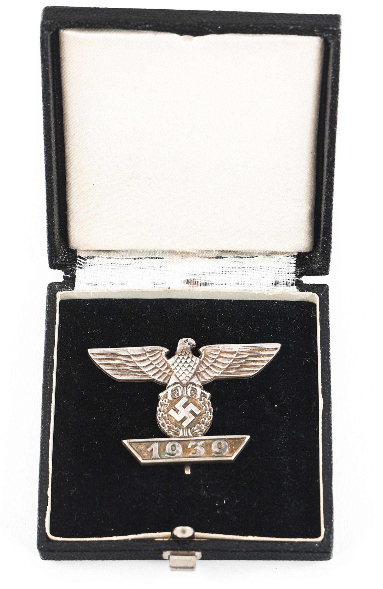 WWII GERMAN IRON CROSS 1st CLASS 1939 SPANGE: WWII GERMAN IRON CROSS 1st CLASS 1939 SPANGE WWII German Iron Cross 1st Class 1939 Spange. Wreathed swastika and German eagle with "1939" embossed underneath. Pinback, no visible maker marks. In origi