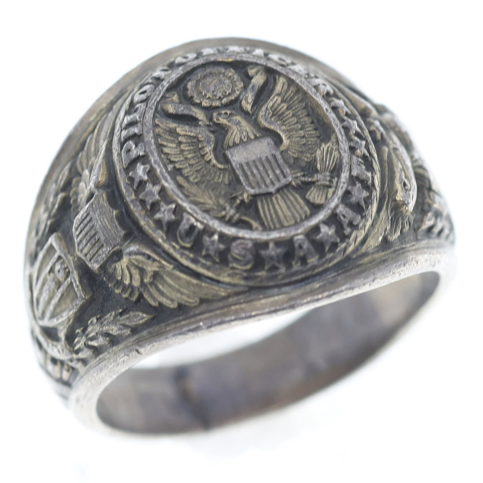WWII US ARMY AIR FORCE PILOT OFFICER'S SILVER RING: WWII US ARMY AIR FORCE PILOT OFFICER'S SILVER RING USAAAF WWII era United States Army Air Force Pilot's Officer sterling silver signet ring, marked inside band. Weight: 13.5 grams. Size: 9