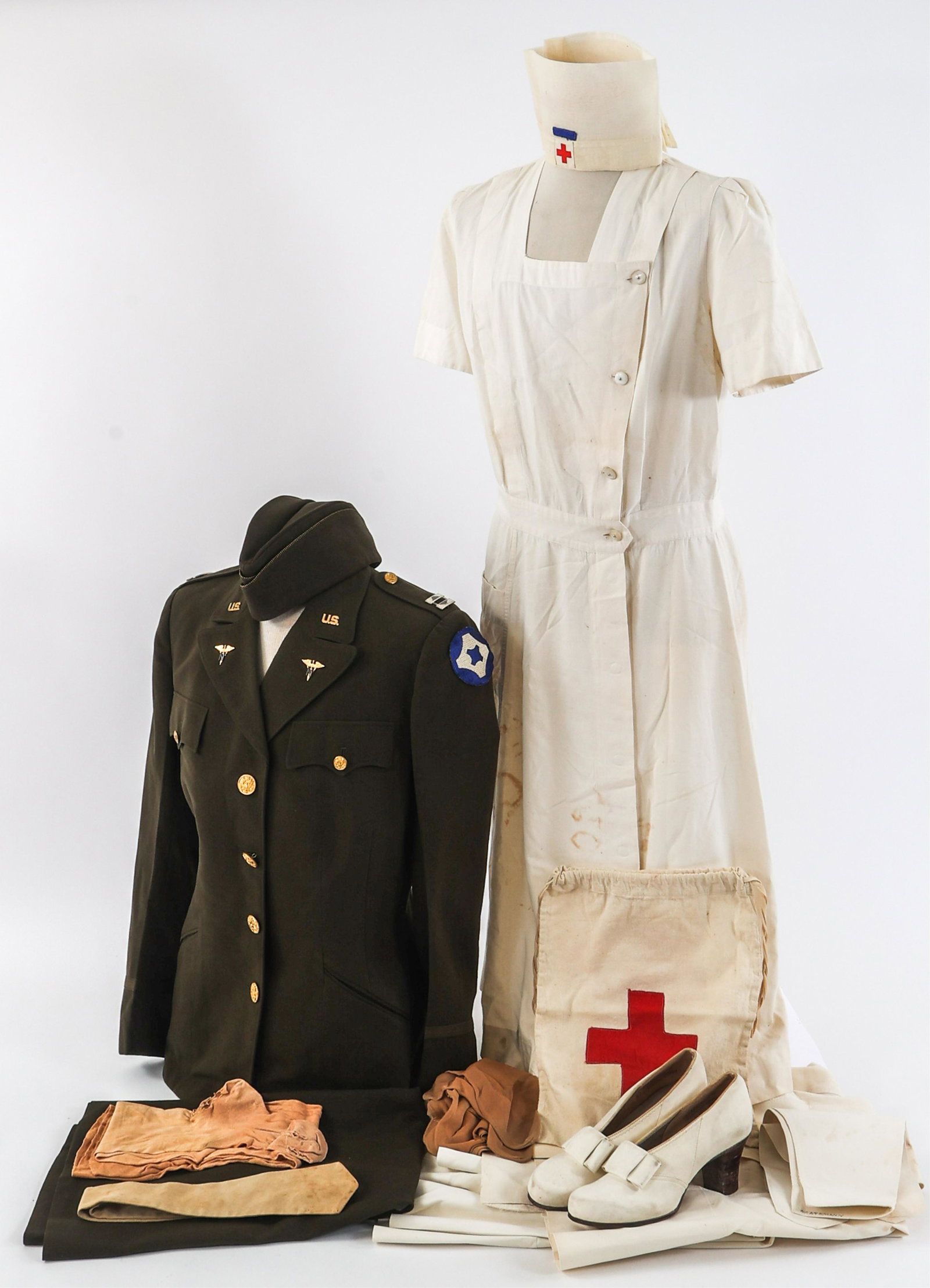 WWII US ARMY NURSE CORPS DRESS & HOSPITAL UNIFORMS: WWII US ARMY NURSE CORPS DRESS & HOSPITAL UNIFORMS WWII US Army Nurse Corps Service Dress and Hospital Ward Uniform. (1) Nurse Corps Officer Uniform. OD elastique tunic with 4th Service Command should
