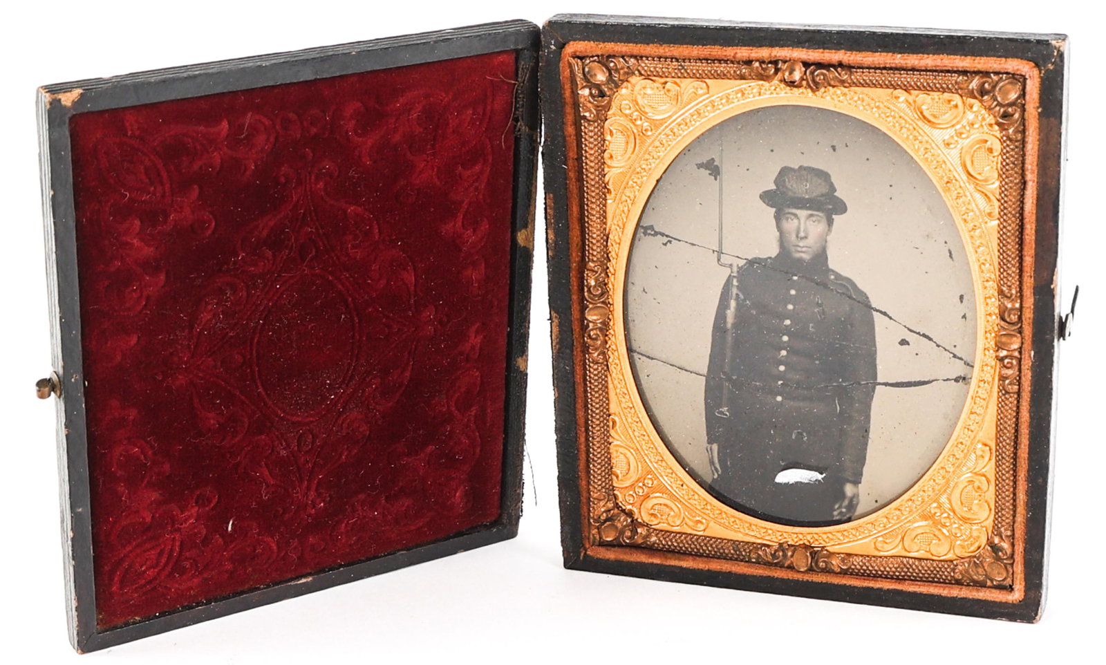 ENCASED CIVIL WAR ERA SOLDIER AMBROTYPE: ENCASED CIVIL WAR ERA SOLDIER AMBROTYPE Encased Civil War Era Soldier Ambrotype. Standing, bearded solider with campaign hat and rifle. Size: 3 3/4" x 3"