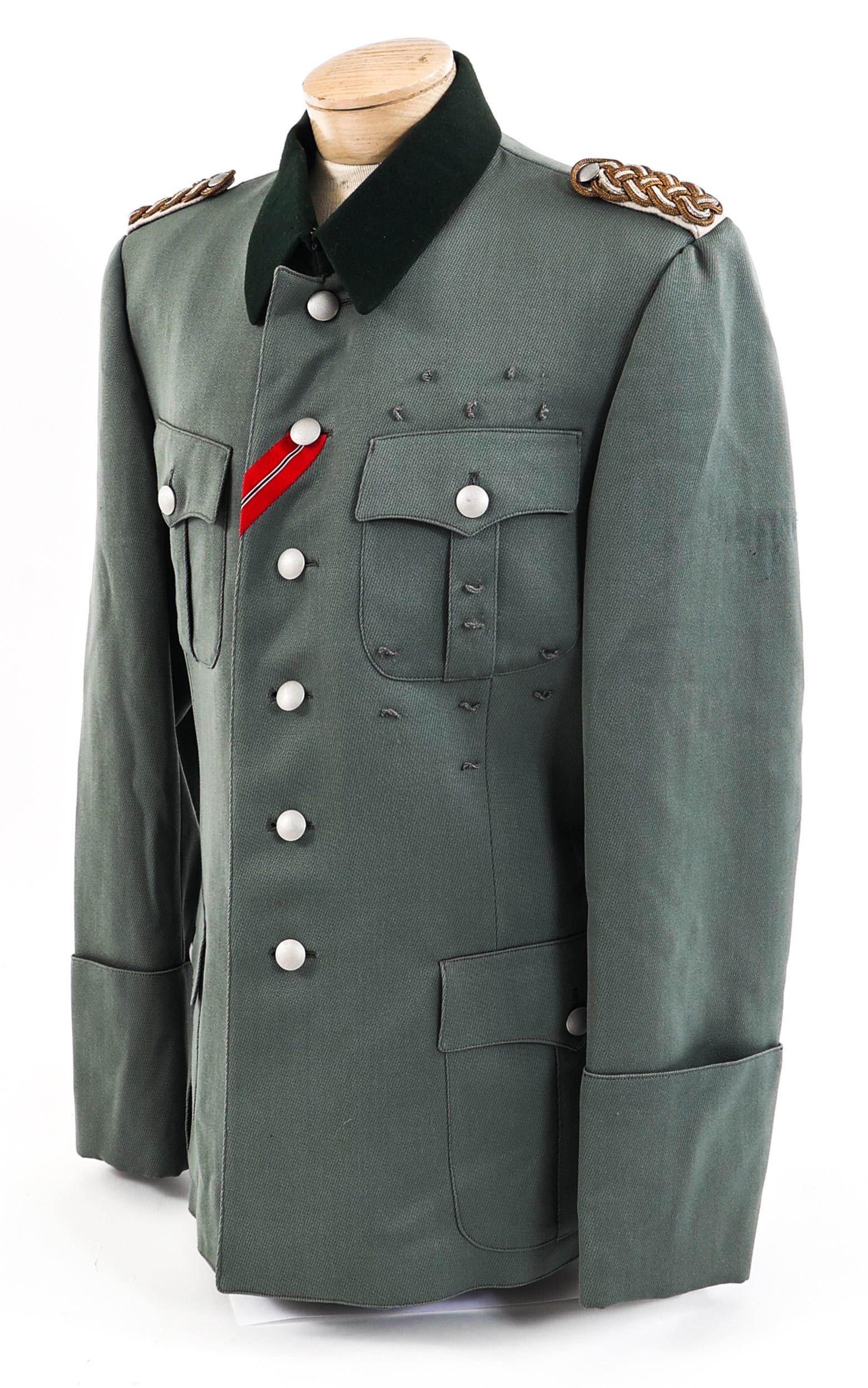 REENACTOR WWII GERMAN WAFFEN-SS GENERAL'S TUNIC: REENACTOR WWII GERMAN WAFFEN-SS GENERAL'S TUNIC Reenactor's Contemporary Post - War Production WWII German Waffen-SS General's Tunic. Size: Medium