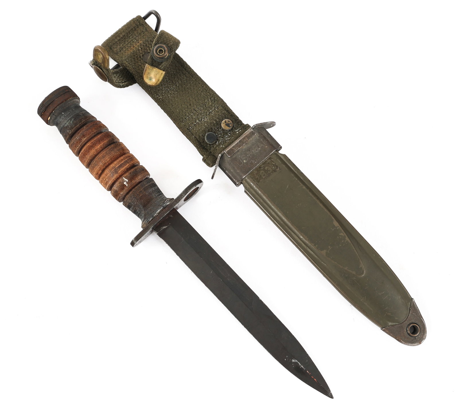 WWII US ARMY M4 BAYONET & SCABBARD By CAMILLUS: WWII US ARMY M4 BAYONET & SCABBARD By CAMILLUS WWII US Army M4 Bayonet and Scabbard By Camillus. Single edged, parkerized blade. Stamped "US M4 Camillus" under the steel guard. Stacked leather handle.