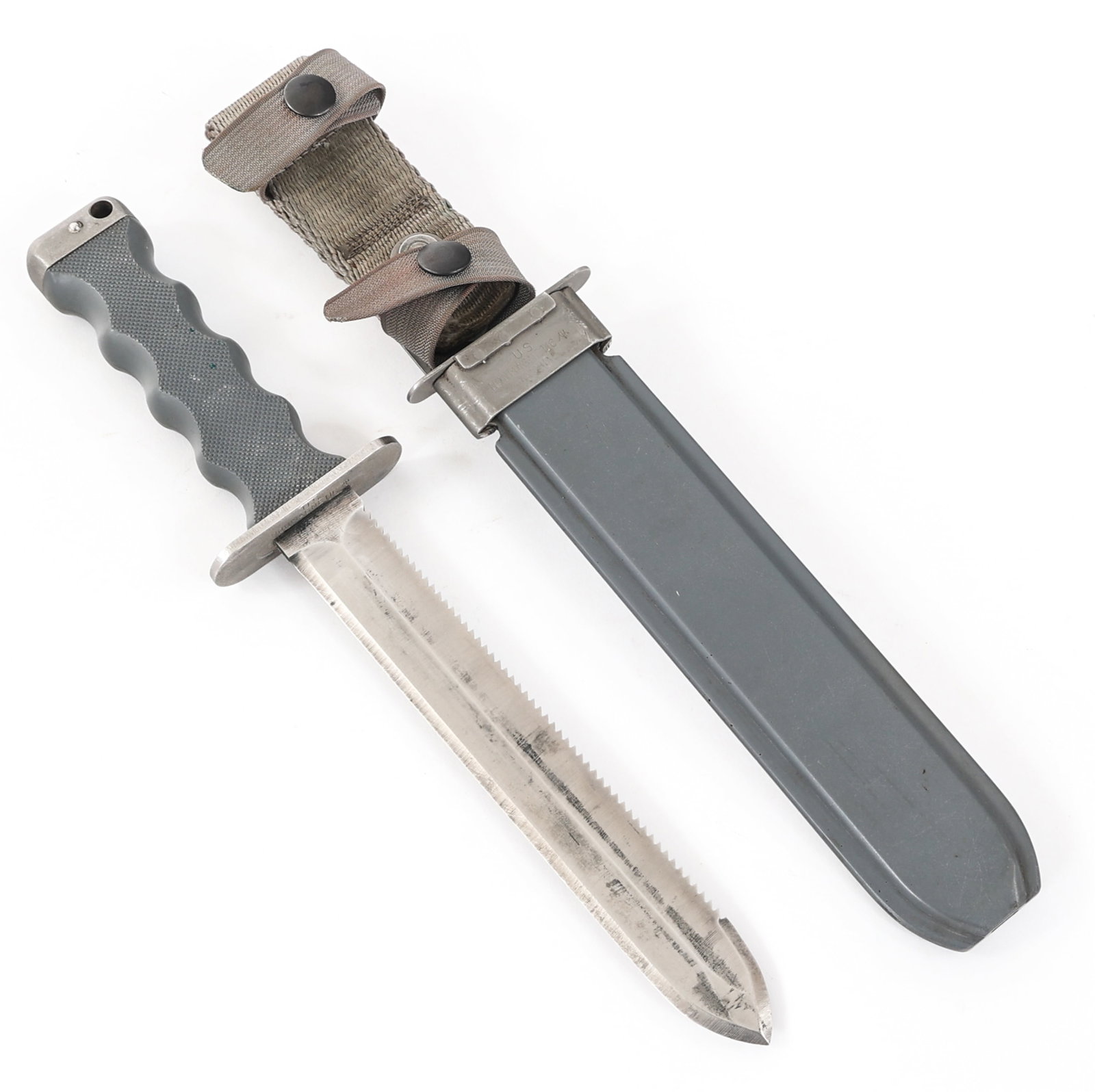 VIETNAM WAR US NAVY IMPERIAL UDT NONMAGNETIC KNIFE: VIETNAM WAR US NAVY IMPERIAL UDT NONMAGNETIC KNIFE Vietnam War US Navy Imperial UDT / Navy SEAL Nonmagnetic Dive Knife. Single edged, bright, sawback blade. Nonmagnetic alloy crossguard and pommel wit