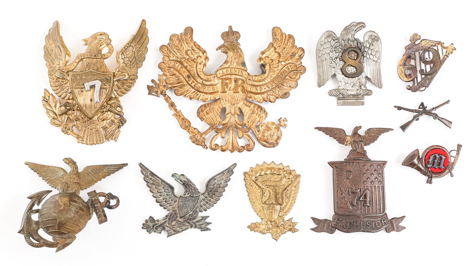 19th C. - WWI GERMAN & US CAP BADGES, FRONT PLATES: 19th C. - WWI GERMAN & US CAP BADGES, FRONT PLATES 19th Century - WWI German and US Cap Insignia. Includes Prussian Pickelhaube front plate, USMC M1859 NCO musician bugle pin, Civil War Hardee Hat sid