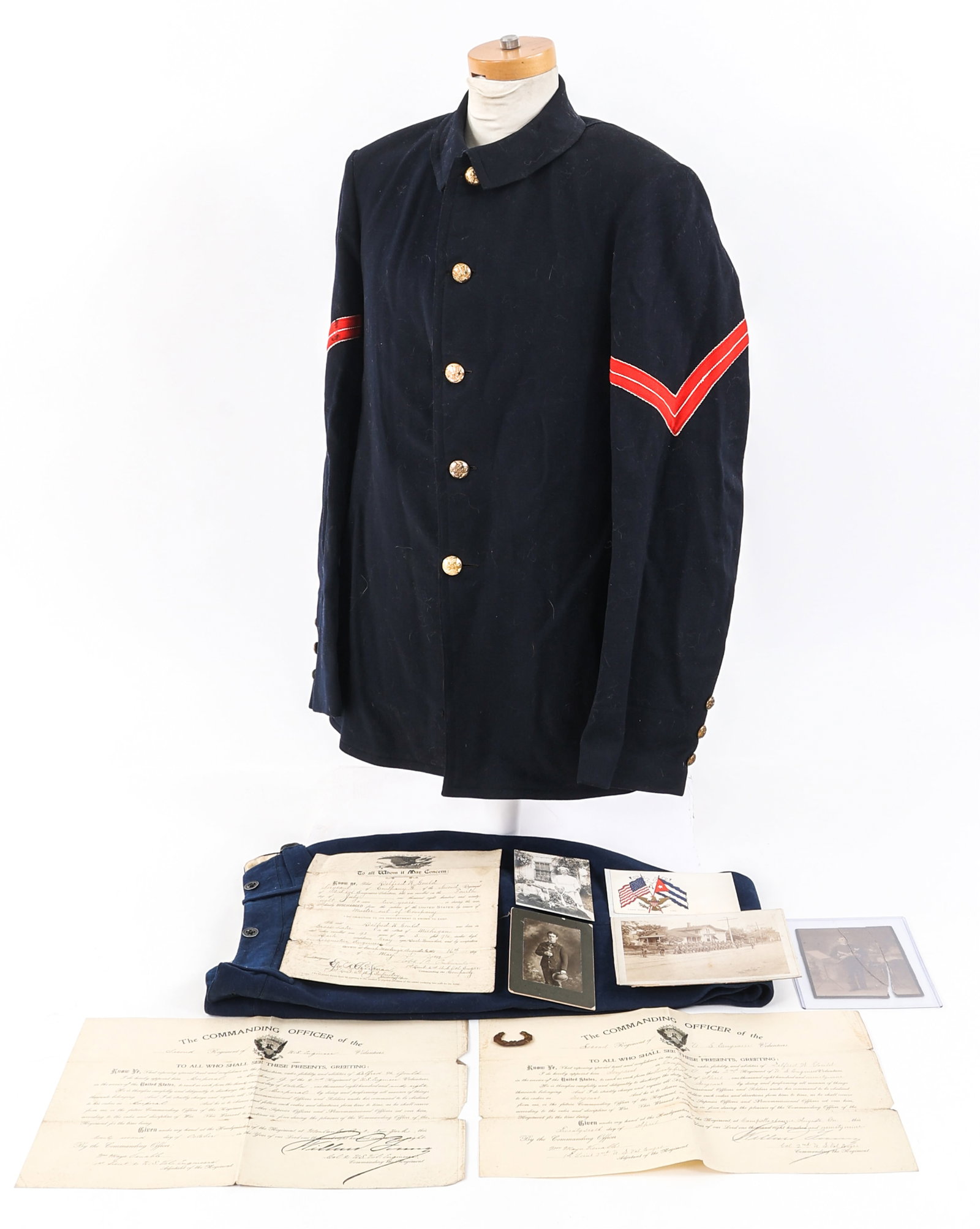 SPAN-AM WAR US ARMY NAMED UNIFORM GROUPING: SPAN-AM WAR US ARMY NAMED UNIFORM GROUPING Spanish American War US Army Named Uniform Grouping. Named to Sergeant Delfred W. Gould of the 2nd US Volunteer Engineer Regiment. Dark blue fine wool tunic 