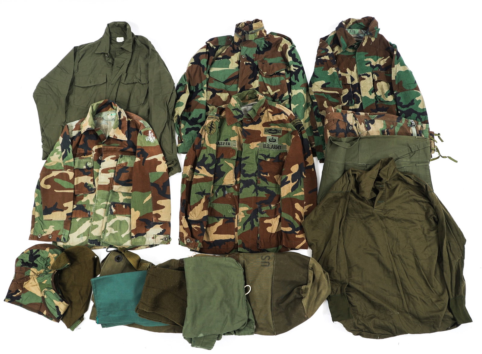 COLD WAR US ARMY SPECIAL FORCES UNIFORM & BAG LOT: COLD WAR US ARMY SPECIAL FORCES UNIFORM & BAG LOT Lot of Assorted US Army Special Forces Uniform Items & Bags. (1) OG-507 utility shirt. (1) Pair of OG-507 trousers. (2) Battle Dress Uniform Utility s