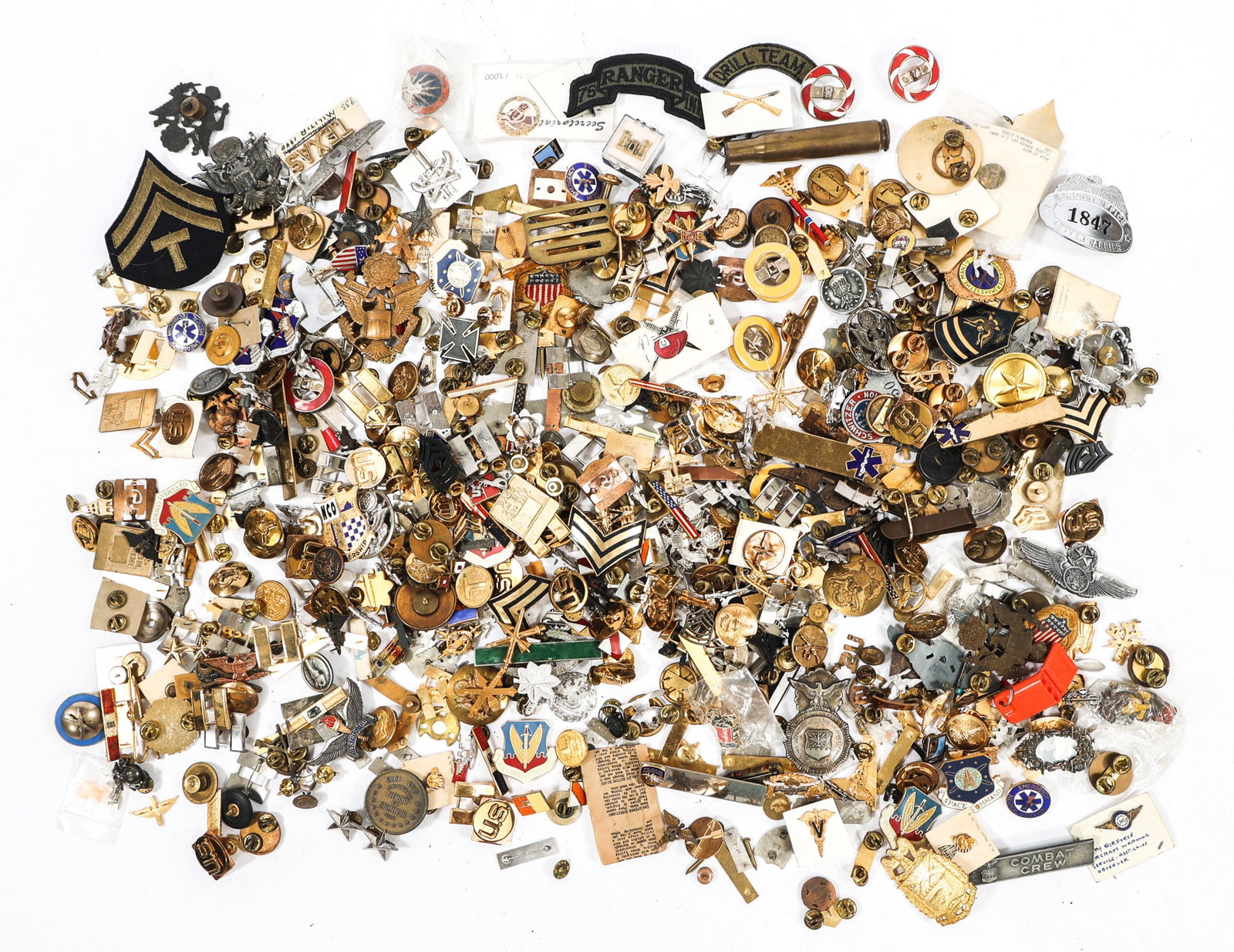 SPAN AM WAR - CURRENT US ARMED FORCES INSIGNIA: SPAN AM WAR - CURRENT US ARMED FORCES INSIGNIA 10 lbs Spanish American War - Current US Armed Forces Insignia. Including rank patches/pins, collar disks, badges, Span-Am War era buttons, Officer ranks