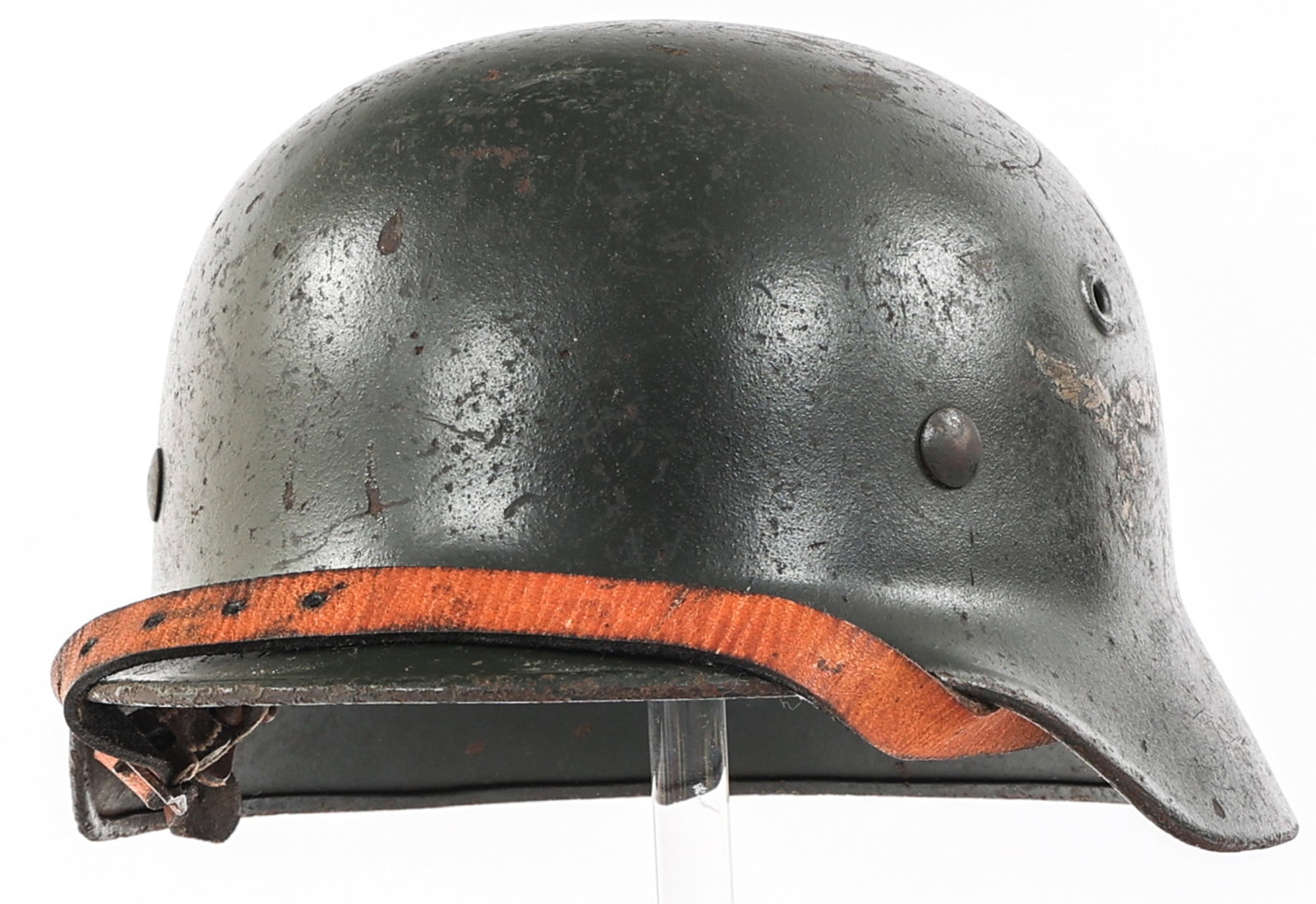 WWII GERMAN LUFTWAFFE M40 SD COMBAT HELMET: WWII GERMAN LUFTWAFFE M40 SD COMBAT HELMET WWII German Luftwaffe M40 Single Decal Combat Helmet. Luftwaffe eagle decal below left vent hole. "NS64" (Vereinigte Deutsche Nickelwerke AG, Schwerte) is st