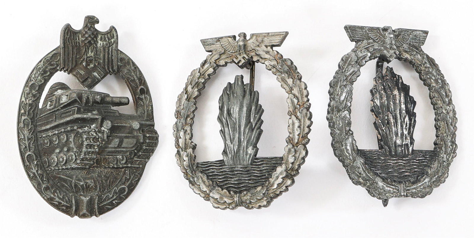 WWII GERMAN MINESWEEPER & PANZER ASSAULT BADGES: WWII GERMAN MINESWEEPER & PANZER ASSAULT BADGES WWII German Minesweeper and Panzer Assault Badges. (2) Minesweeper's Badges. One is maker marked by Otto Placzek. (1) Panzer Assault Badge. Bronze grade