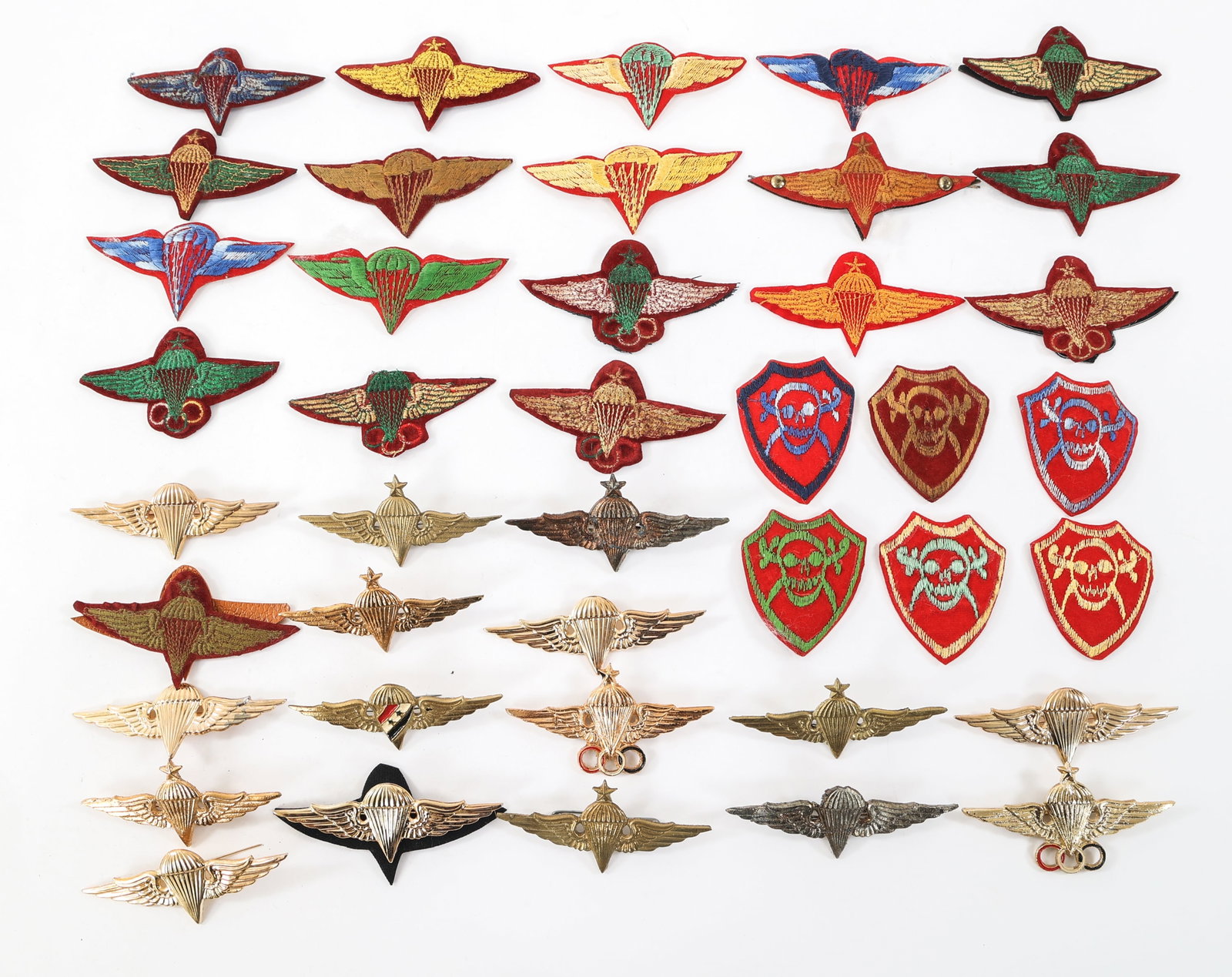COLD WAR - CURRENT SYRIAN PARATROOPER INSIGNIA: COLD WAR - CURRENT SYRIAN PARATROOPER INSIGNIA Cold War - Current Syrian Paratrooper and Defense Company Insignia. Includes jump wings and patches.