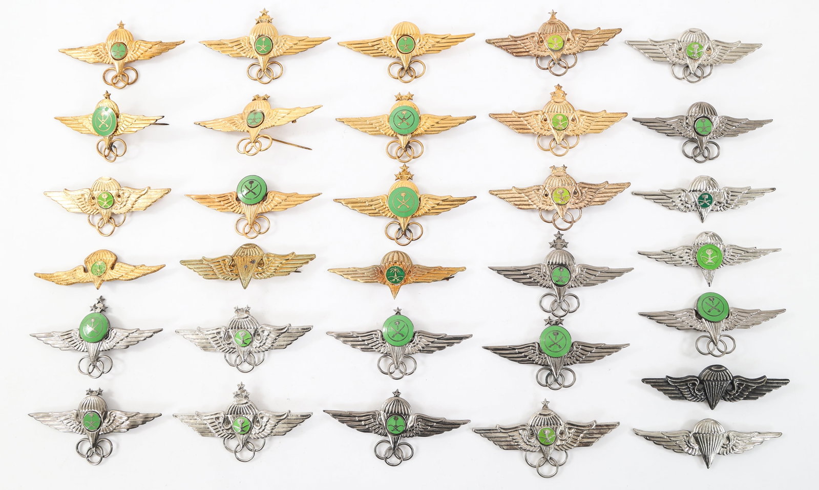 COLD WAR - CURRENT SAUDI PARATROOPER WINGS: COLD WAR - CURRENT SAUDI PARATROOPER WINGS Cold War - Current Saudi Arabian Paratrooper Jump Wings.
