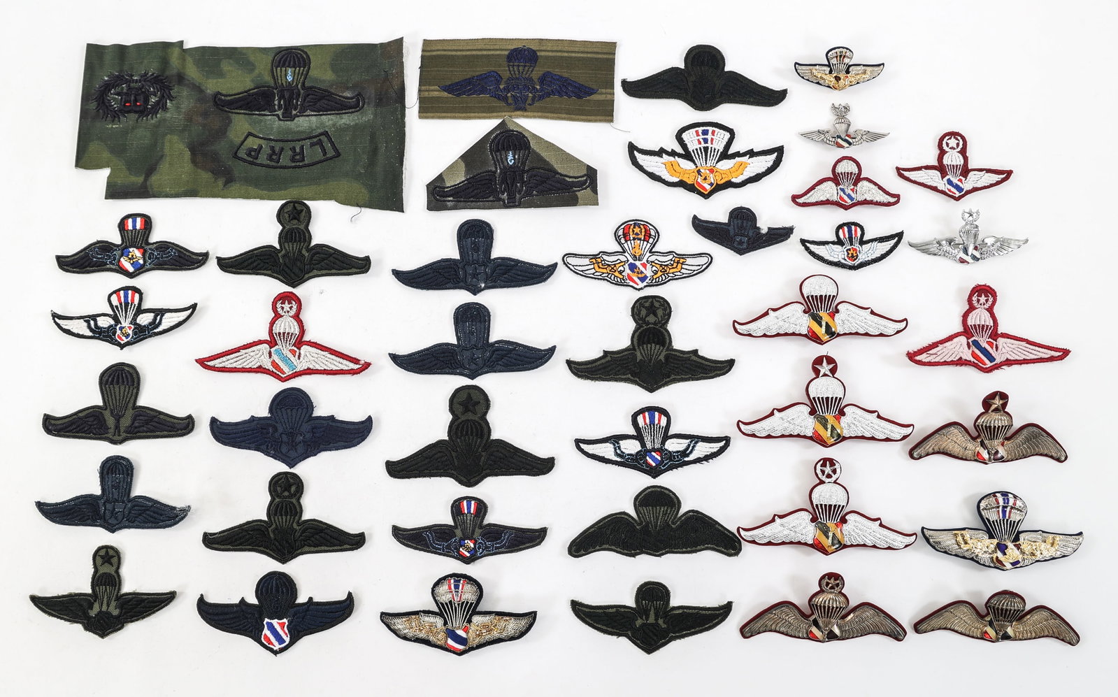 COLD WAR - CURRENT THAI PARATROOPER JUMP WINGS: COLD WAR - CURRENT THAI PARATROOPER JUMP WINGS Cold war - Modern Conflicts Thai Paratrooper Jump Wings. Cloth and metal construction badges.