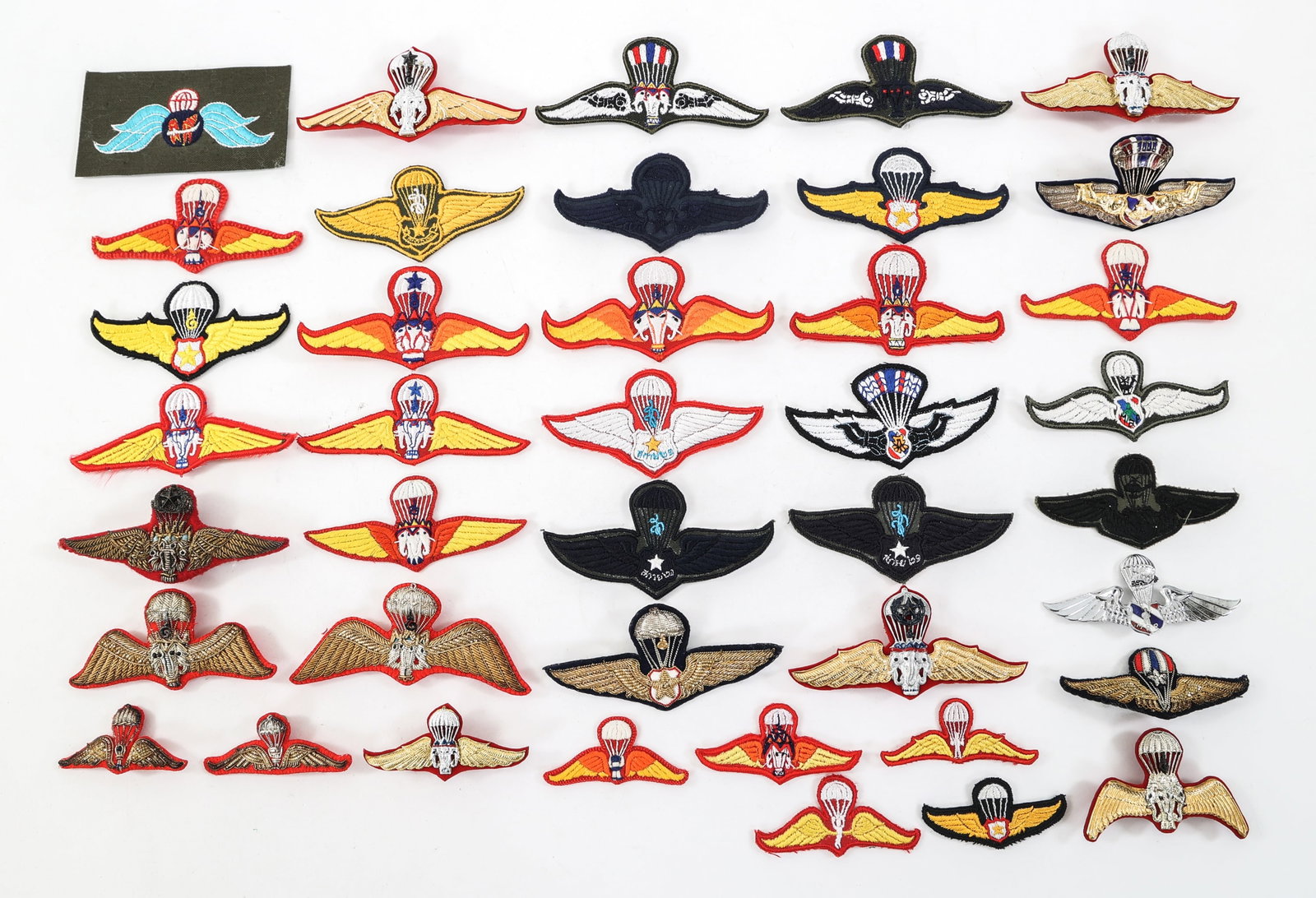 COLD WAR - CURRENT THAI PARATROOPER JUMP WINGS: COLD WAR - CURRENT THAI PARATROOPER JUMP WINGS Cold war - Current Thai Paratrooper Jump Wings. Includes cloth, bullion, and metal badges.