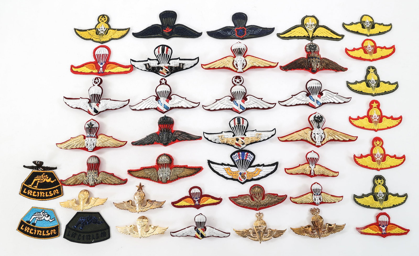 COLD WAR - CURRENT THAI PARATROOPER JUMP WINGS: COLD WAR - CURRENT THAI PARATROOPER JUMP WINGS Cold War - Current Thai Paratrooper Jump Wings. Includes cloth, bullion, and metal badges.