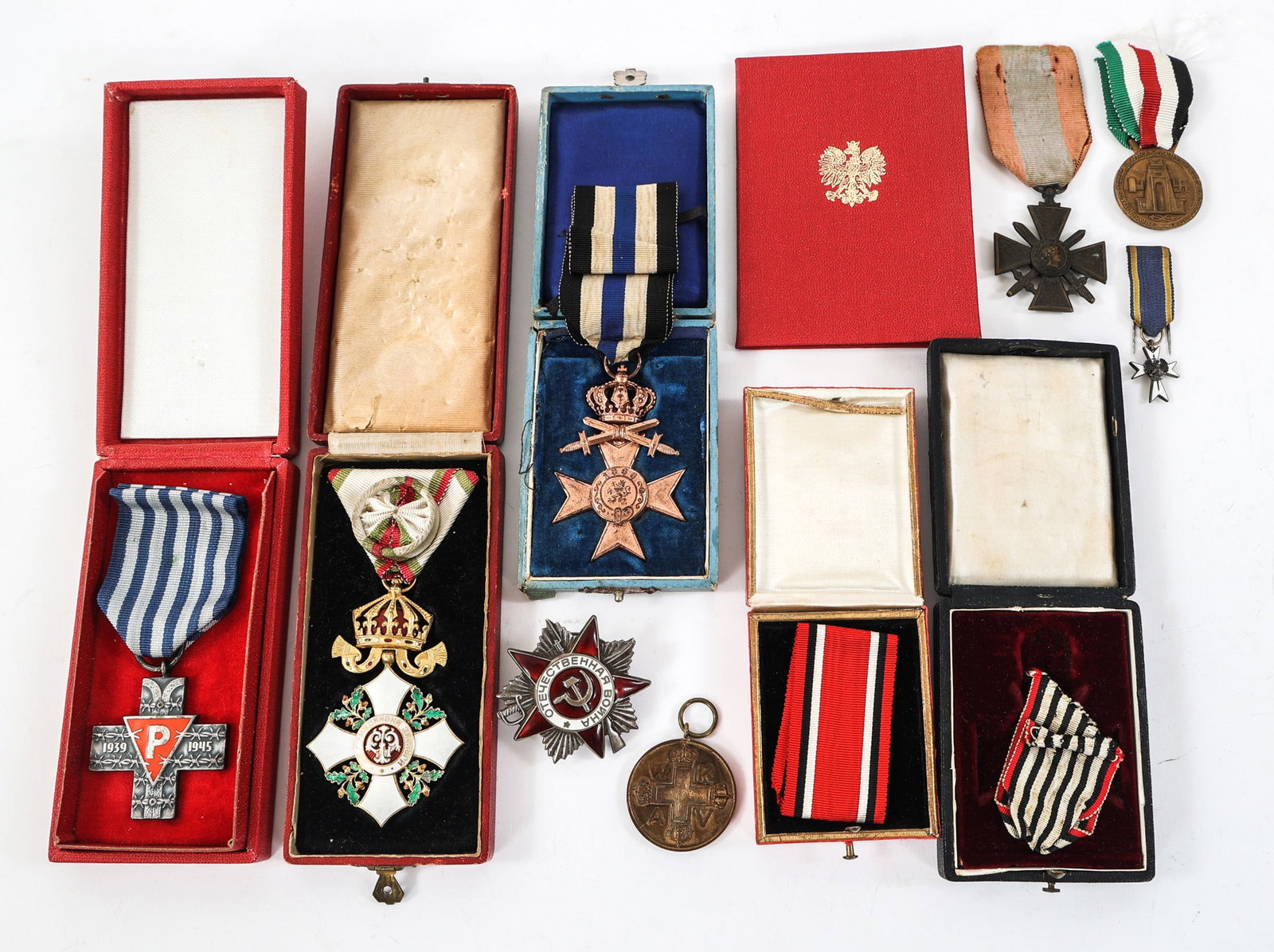 WWI - GULF WARS BULGARIA & WORLD MILITARY MEDALS: WWI - GULF WARS BULGARIA & WORLD MILITARY MEDALS WWI - Gulf Wars World Military Medals. (1) Cased WWI Bavarian Merenti Cross of Military Merit, 3rd class. (1) Cased Polish Auschwitz Cross with award p