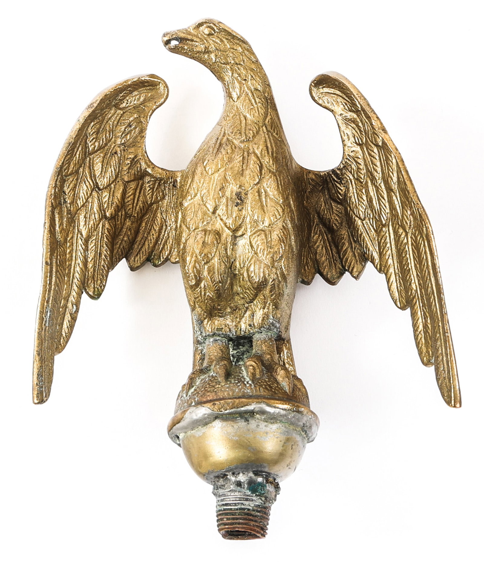 WWI - WWII US BRASS EAGLE FLAG TOPPER: WWI - WWII US BRASS EAGLE FLAG TOPPER WWI - WWII US Brass Eagle Flag Topper. Solid brass construction. Spherical base with screw-in threads. | Size: 7" x 5 1/4"