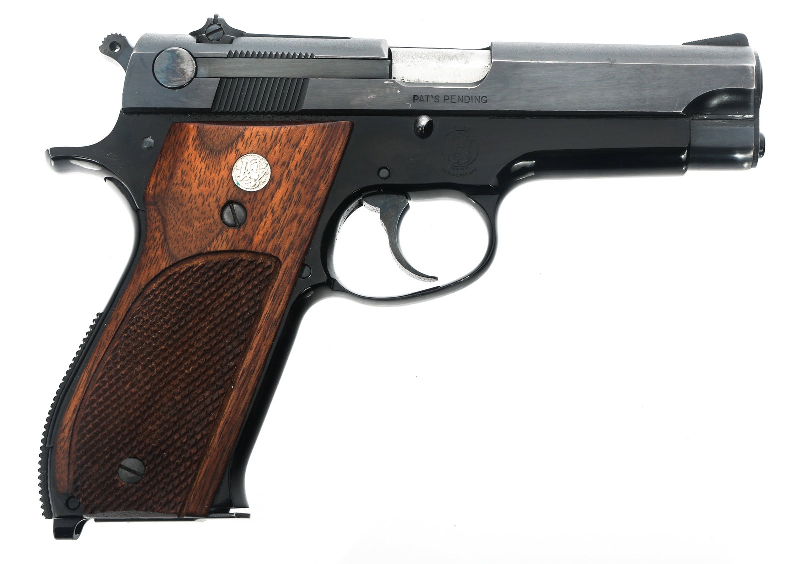 SMITH & WESSON MODEL 39 9x19mm CALIBER PISTOL: SMITH & WESSON MODEL 39 9x19mm CALIBER PISTOL 1969 Smith & Wesson Model 39 9x19mm caliber semi-automatic pistol. Blade front sight. Adjustable rear sight. Checkered wood grips with S&W medallions. One