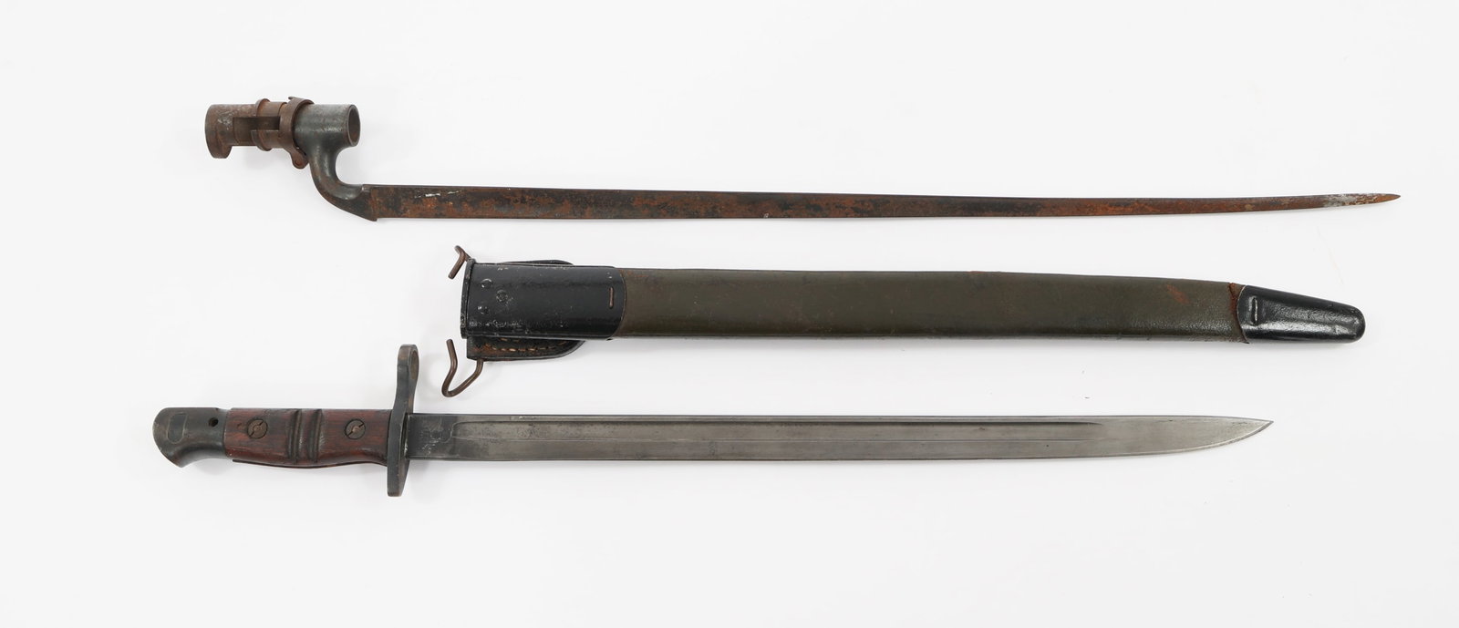 19th C. - WWI BRITISH & US BAYONETS: 19th C. - WWI BRITISH & US BAYONETS 19th C. - WWI British & US Bayonets. (1) British Pattern 1876 Socket Bayonet. Proof stamps on the ricasso. No scabbard or sheath. (1) US M1917 Bayonet. Single edged