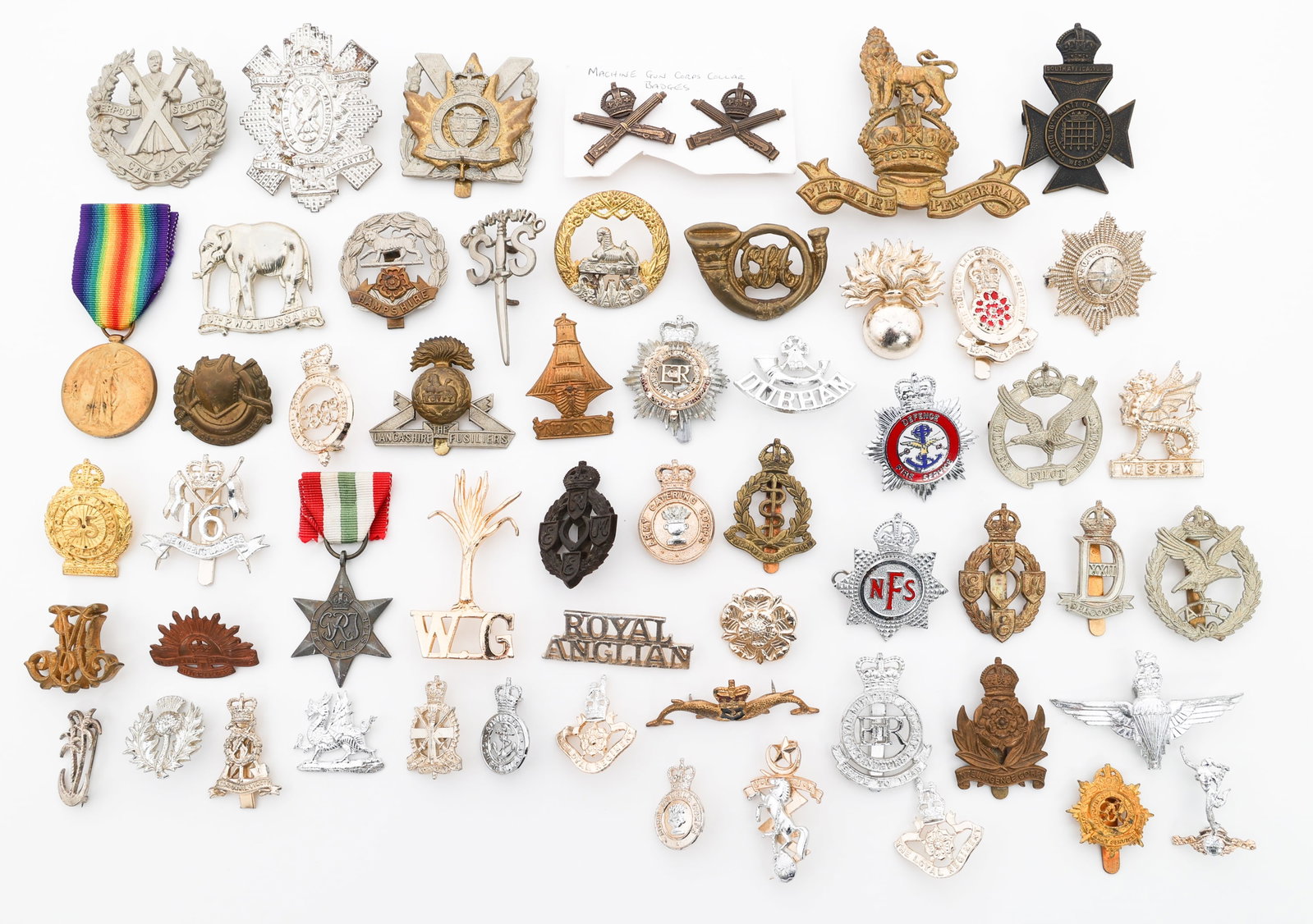 WWI - COLD WAR BRITISH REGIMENTAL BADGES & MEDALS: WWI - COLD WAR BRITISH REGIMENTAL BADGES & MEDALS WWII - Cold War British Regimental Cap Badges and Medals. Including the Italy Star, WWI Victory, Machine Gun Corps collar insignia, 19th Hussars, Roya