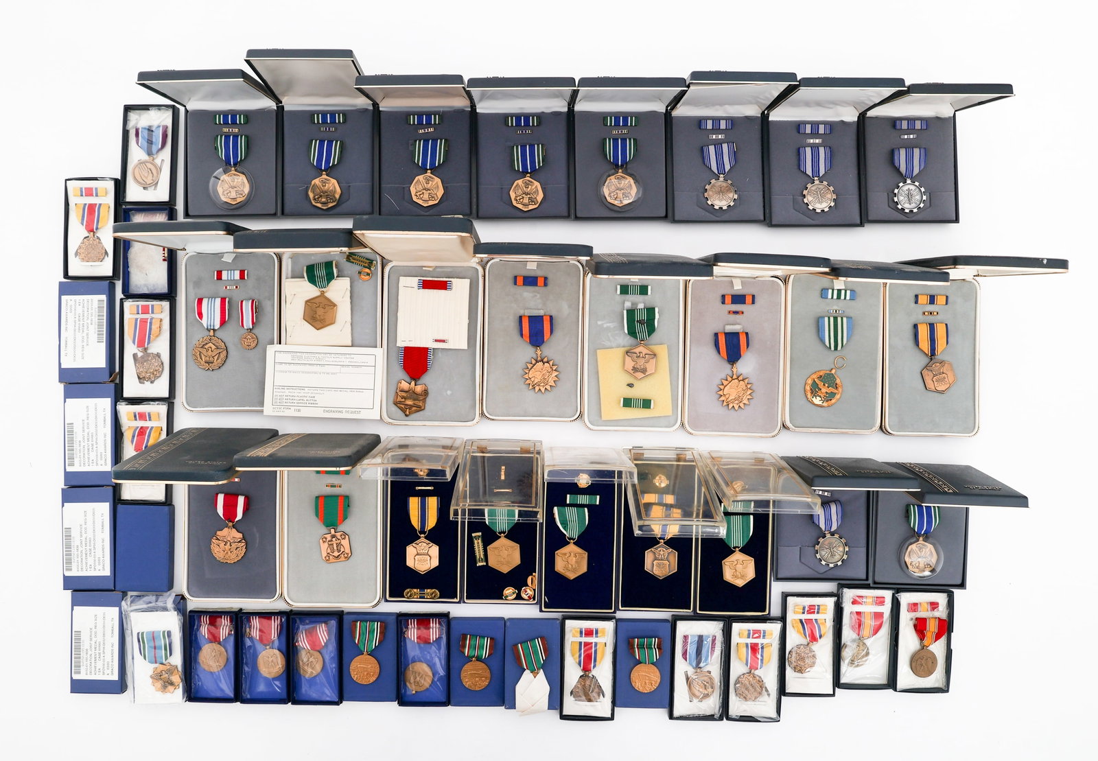 WWII - COLD WAR US ARMED FORCES MEDALS: WWII - COLD WAR US ARMED FORCES MEDALS WWII - Cold War US Armed Forces Medals. (50) Armed Forces Medals. Includes European African Middle Eastern campaign, Achievement medals, Army Commendation, Good 
