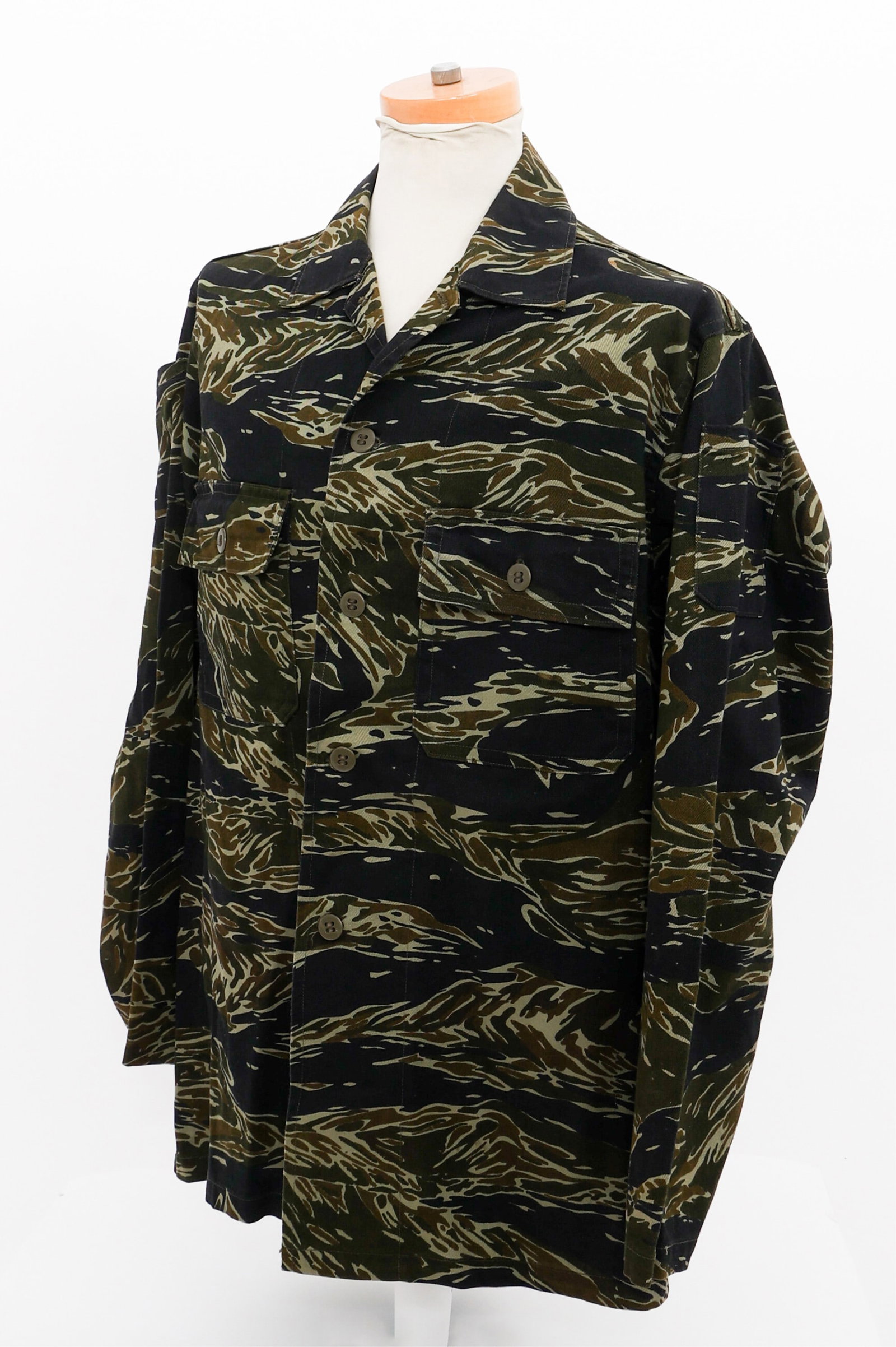 VIETNAM WAR THAI MADE US ARMY TIGER STRIPE JACKET: VIETNAM WAR THAI MADE US ARMY TIGER STRIPE JACKET Vietnam War Thai Made US Army Mid-Weight Tiger Stripe Jacket. Maker marked by Royal Tailors, Thailand on interior tag. Two breast pockets with exposed