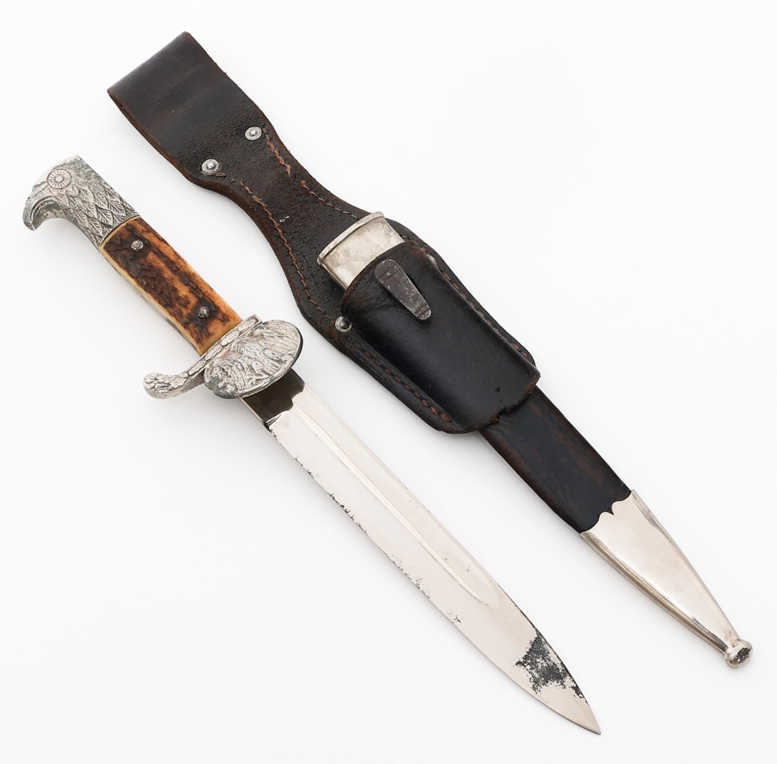 WEIMAR REPUBLIC POLICE CLAMSHELL BAYONET by CLEMEN: WEIMAR REPUBLIC POLICE CLAMSHELL BAYONET by CLEMEN German Weimar Republic Police Clamshell Short Dress Bayonet. Single edged, bright blade with fuller. Maker mark of Clemen & Jung present on the ricas