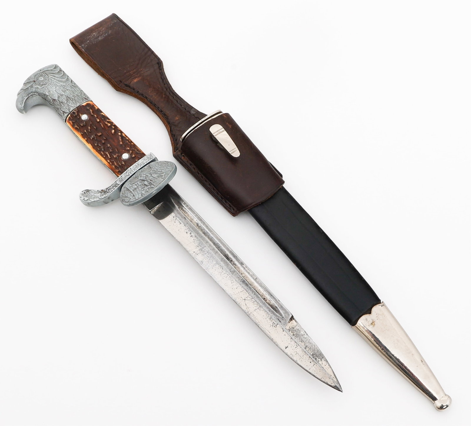 WEIMAR REPUBLIC POLICE CLAMSHELL BAYONET: WEIMAR REPUBLIC POLICE CLAMSHELL BAYONET German Weimar Republic Police Clamshell Short Dress Bayonet. Single edged, bright blade with fuller. No visible maker marks or stamps. Leather buffer pad prese
