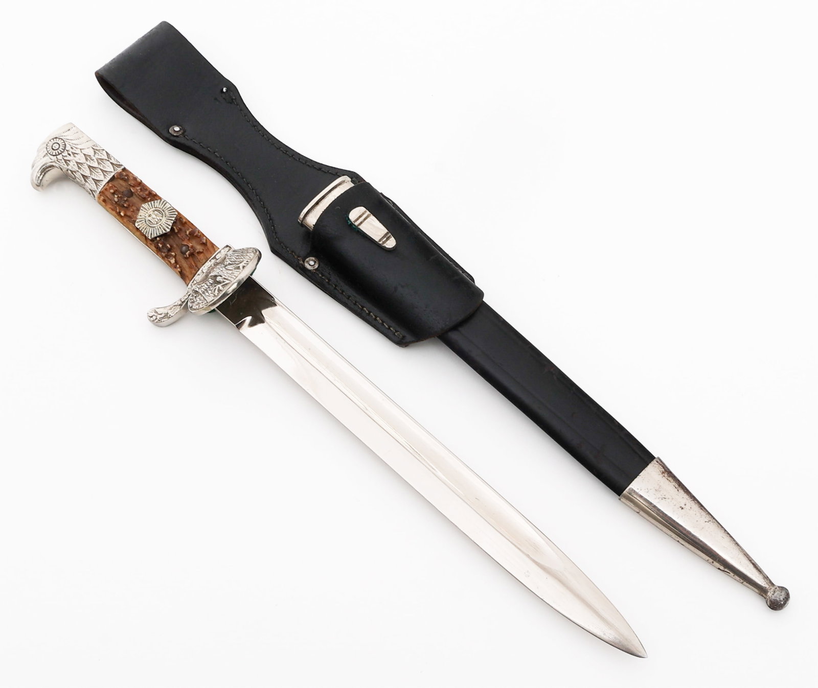 WEIMAR REPUBLIC POLICE CLAMSHELL BAYONET by WFP: WEIMAR REPUBLIC POLICE CLAMSHELL BAYONET by WFP German Weimar Republic Police Clamshell Dress Bayonet. Single edged, bright blade with fuller. Maker mark of WFP on the ricasso. Three felt buffer pads 