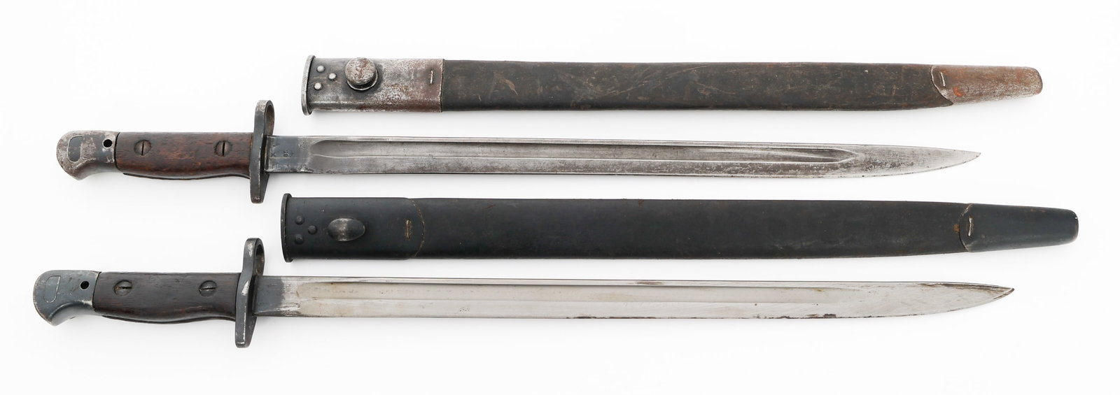 WWI BRITISH PATTERN 1907 BAYONETS: WWI BRITISH PATTERN 1907 BAYONETS WWI British Pattern 1907 Bayonets. (2) Single edged, straight blades with fullers. One is maker marked by Wilkinson and the other by Sanderson Bros & Newbould. Proof 