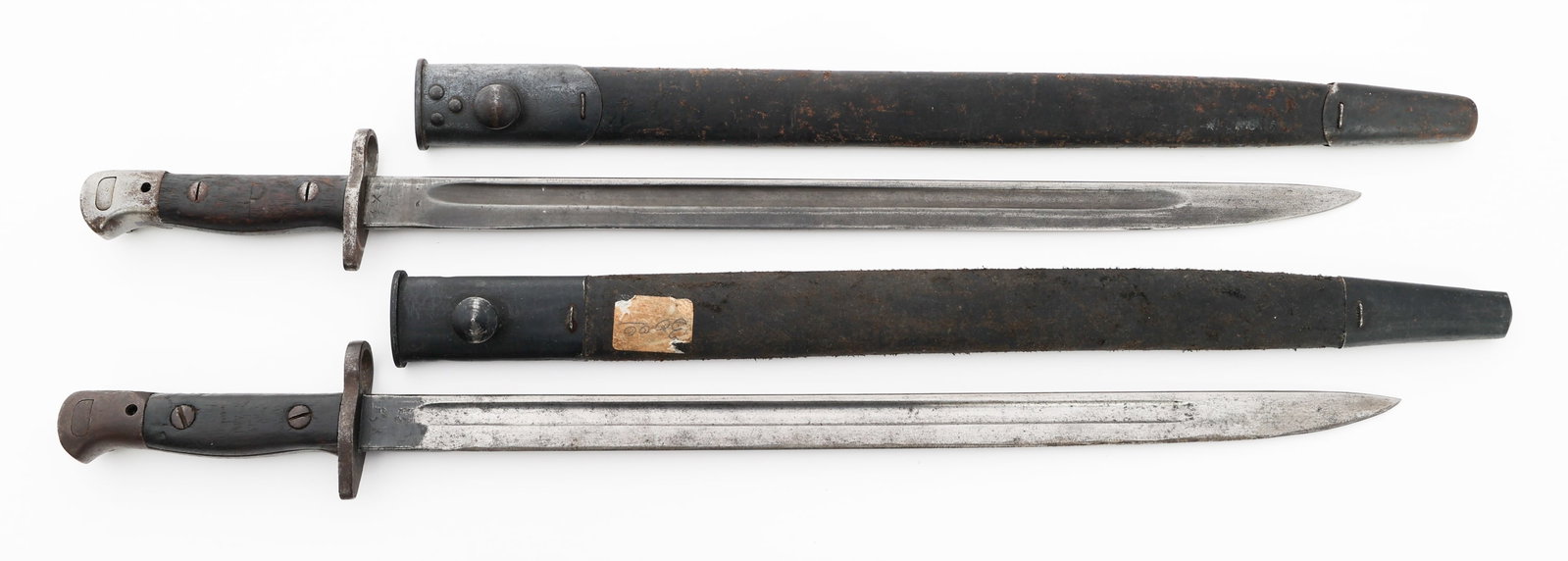 WWI BRITISH PATTERN 1907 BAYONETS: WWI BRITISH PATTERN 1907 BAYONETS WWI British Pattern 1907 Bayonets. (2) Single edged, straight blades with fullers. One is maker marked by Wilkinson and the other by Sanderson Bros & Newbould. Proof 
