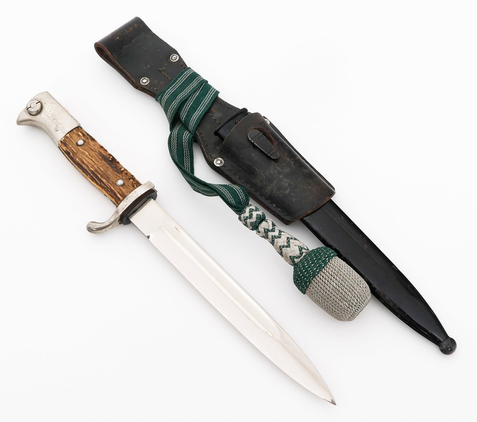 WWII GERMAN K98 STAG HORN BAYONET by ROBERT KLAAS: WWII GERMAN K98 STAG HORN BAYONET by ROBERT KLAAS WWII German K98 Stag Horn Bayonet. Single edged, bright blade with maker mark of Robert Klaas etched on the ricasso. Leather buffer pad present. Nicke