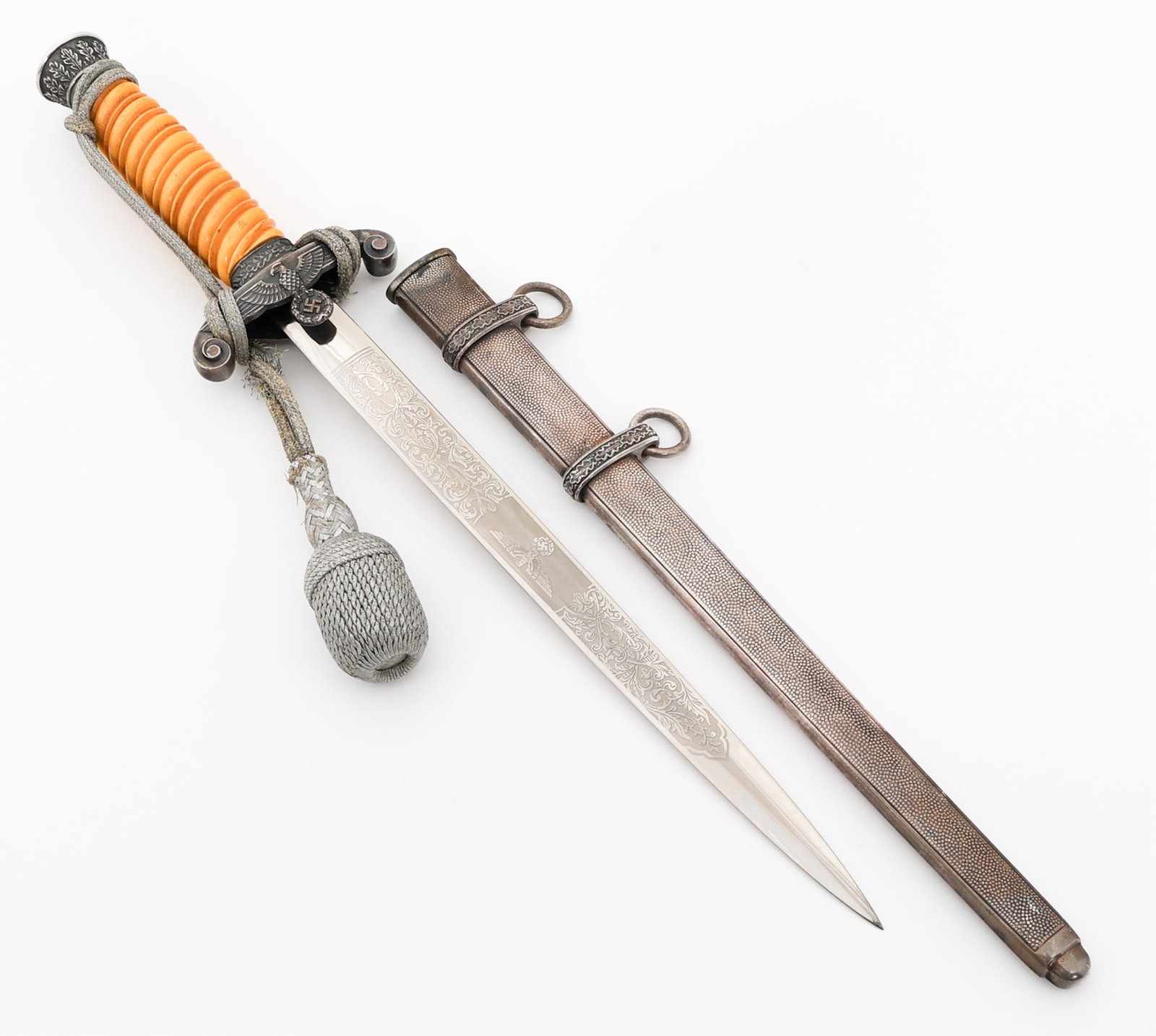 WWII GERMAN ARMY ETCHED M1935 OFFICER DAGGER: WWII GERMAN ARMY ETCHED M1935 OFFICER DAGGER WWII German Army Model 1935 Officer Dagger. Bright, double edged blade. Double acid etched on light gray background with German eagle and floral designs. M